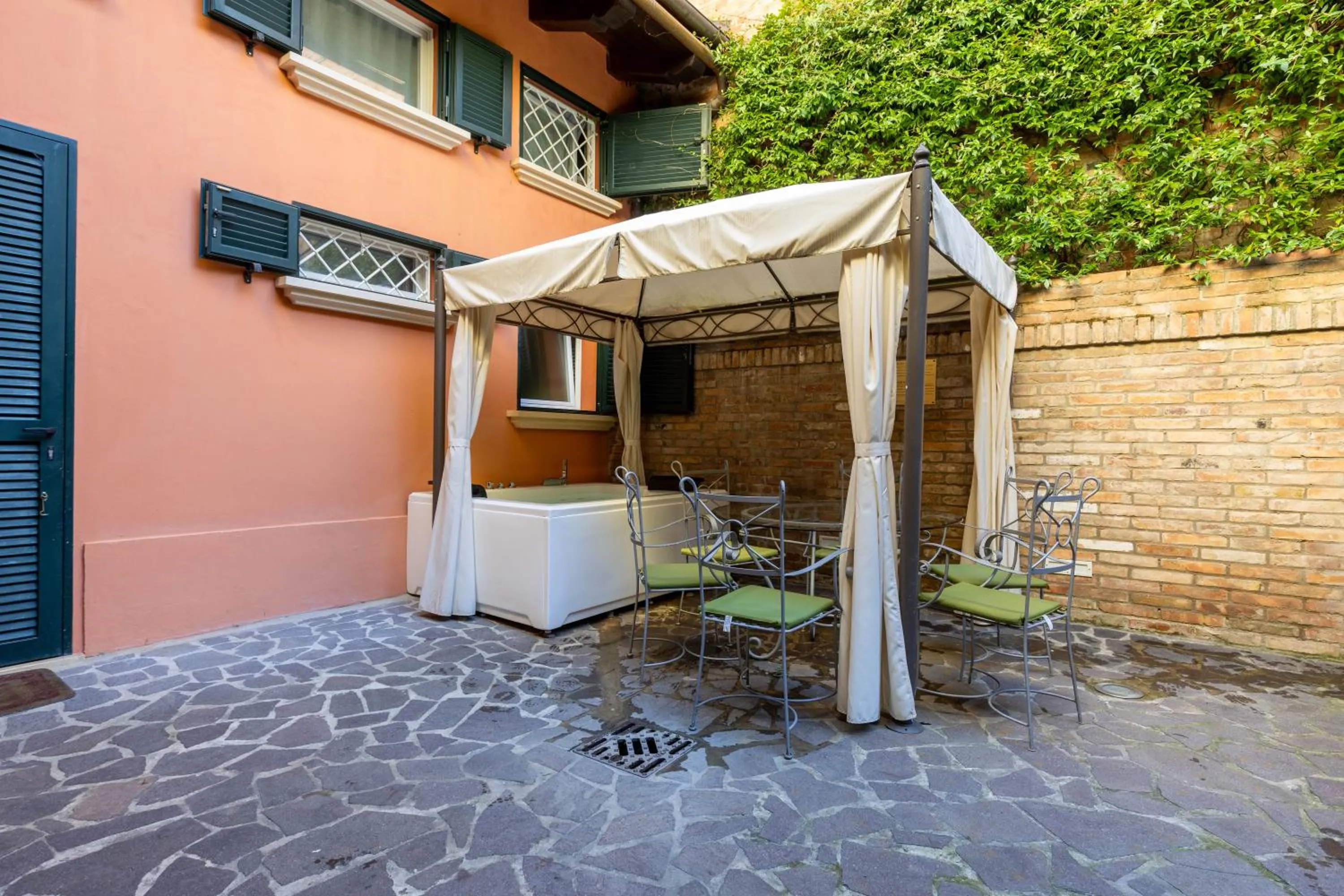 BolognaRoomscom - Isaia Garden Private Garden Spa Bath