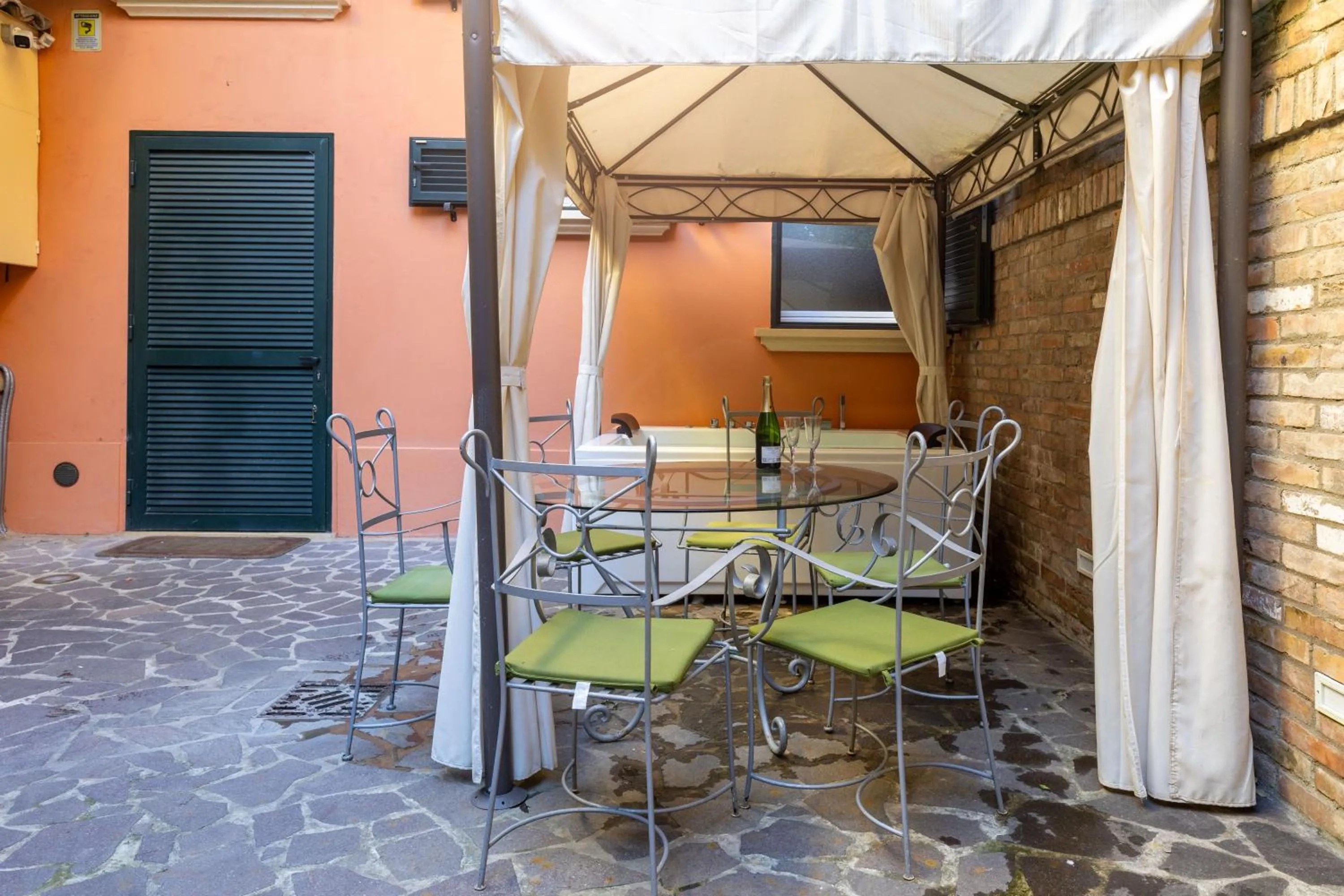BolognaRoomscom - Isaia Garden Private Garden Spa Bath
