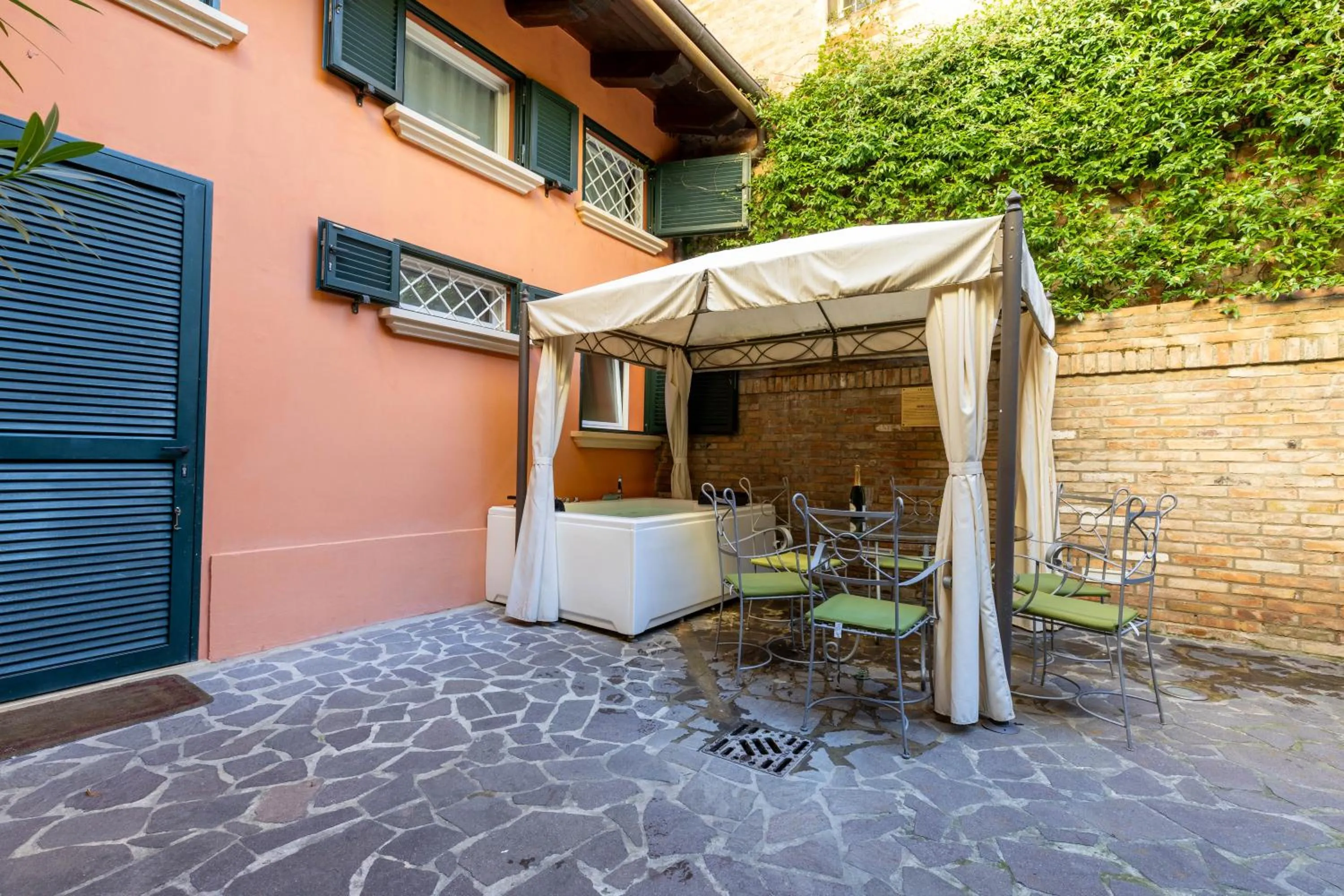 BolognaRoomscom - Isaia Garden Private Garden Spa Bath