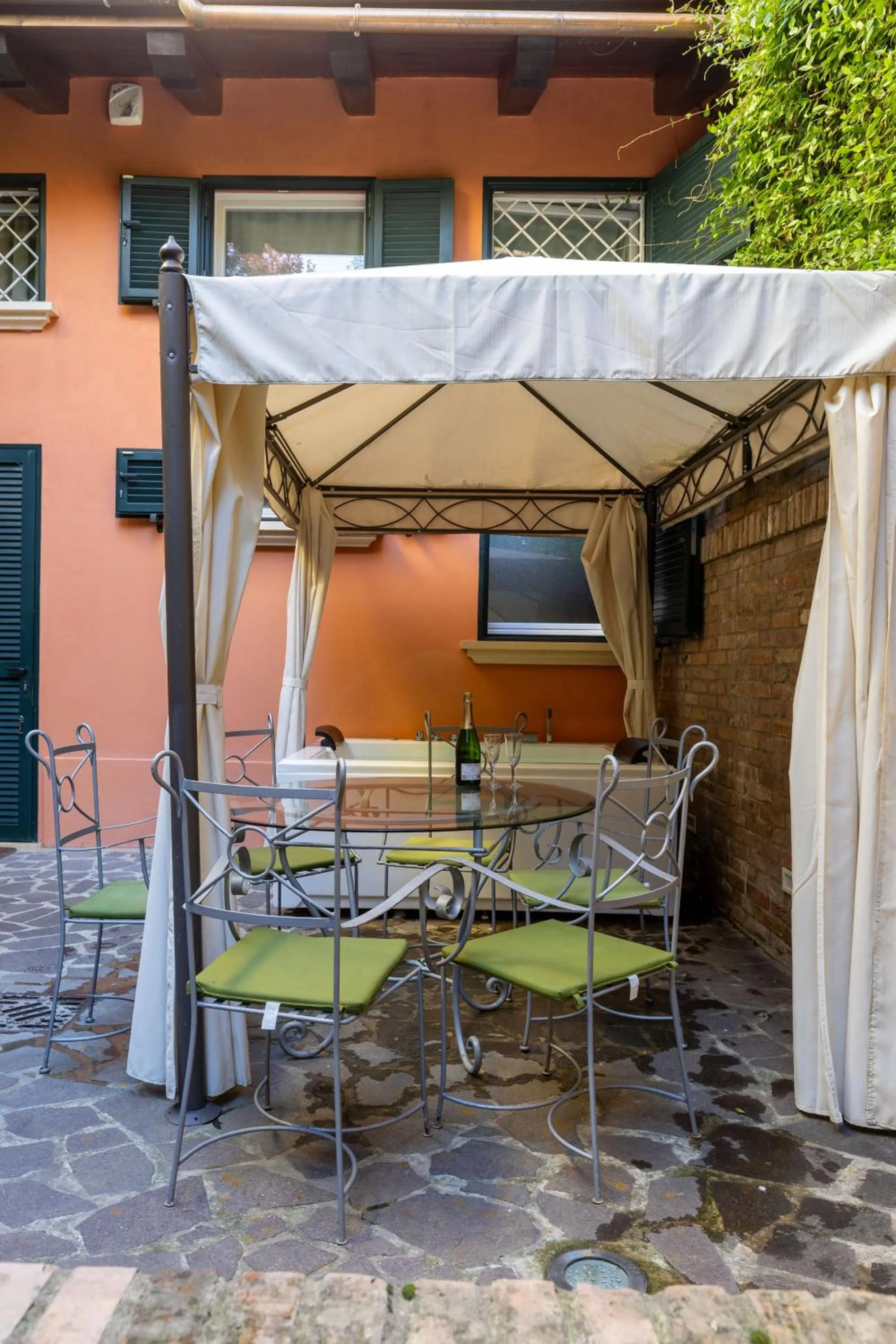 BolognaRoomscom - Isaia Garden Private Garden Spa Bath