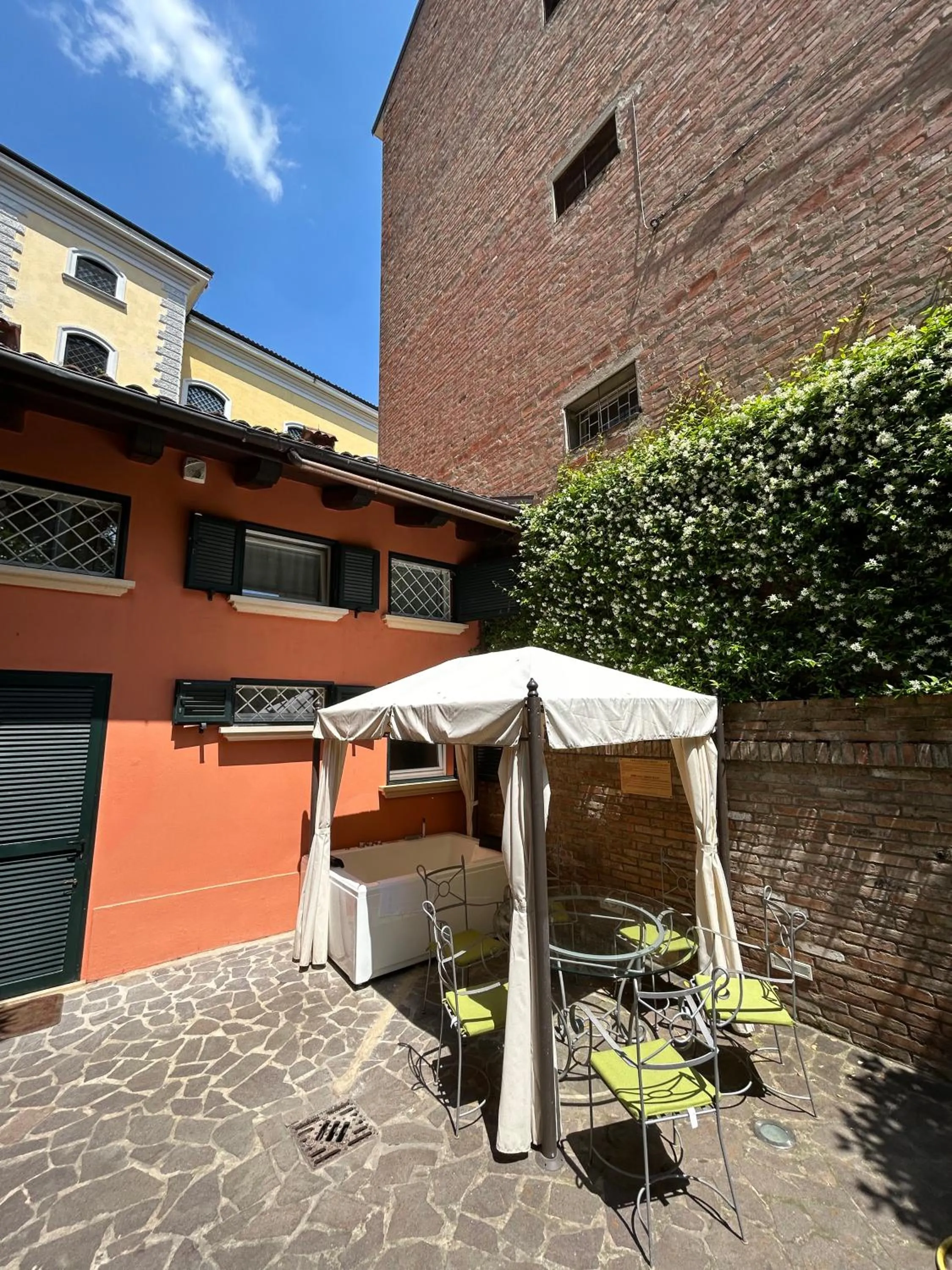 BolognaRoomscom - Isaia Garden Private Garden Spa Bath