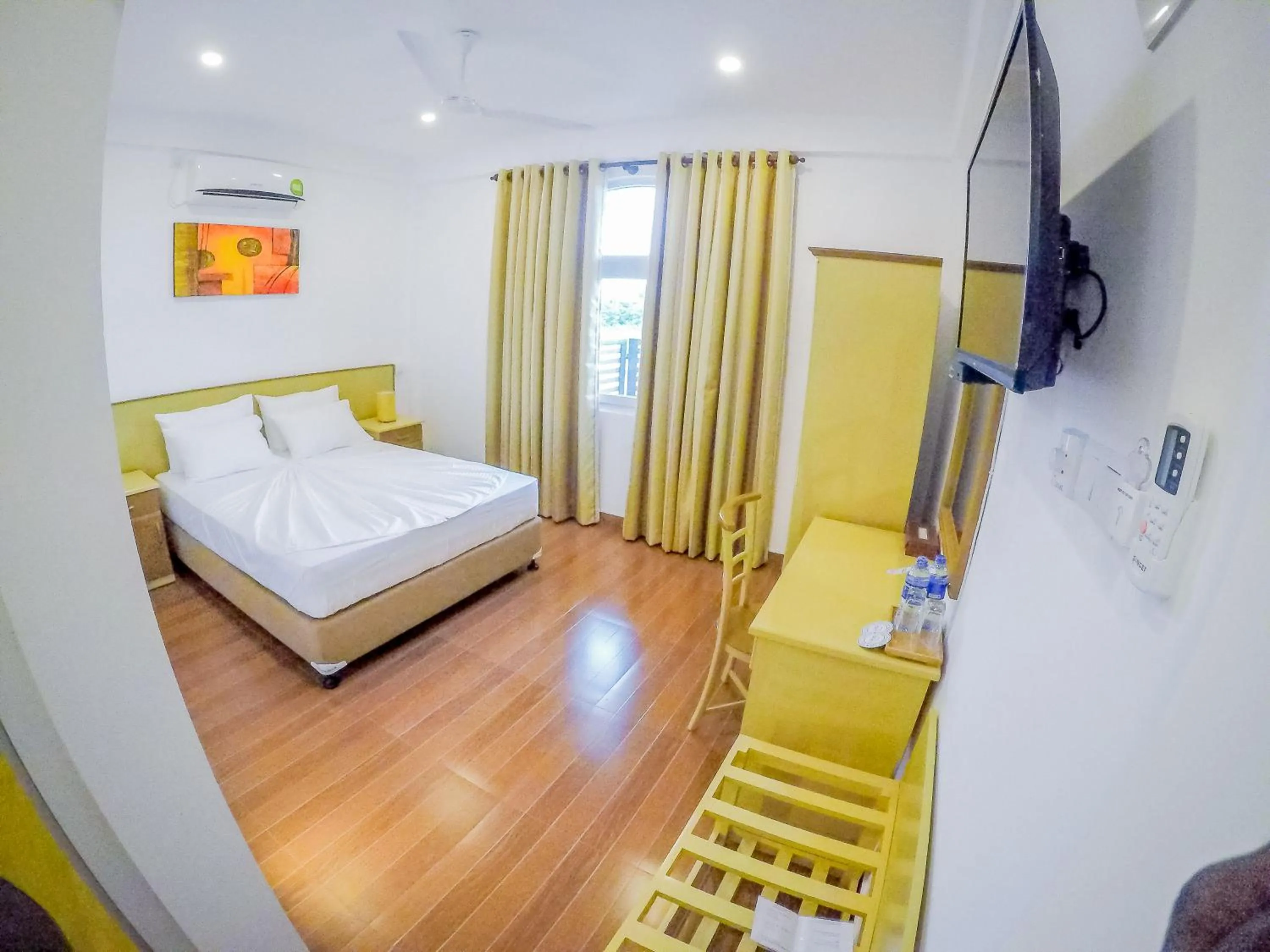 Photo of the whole room in Shamaz Galle