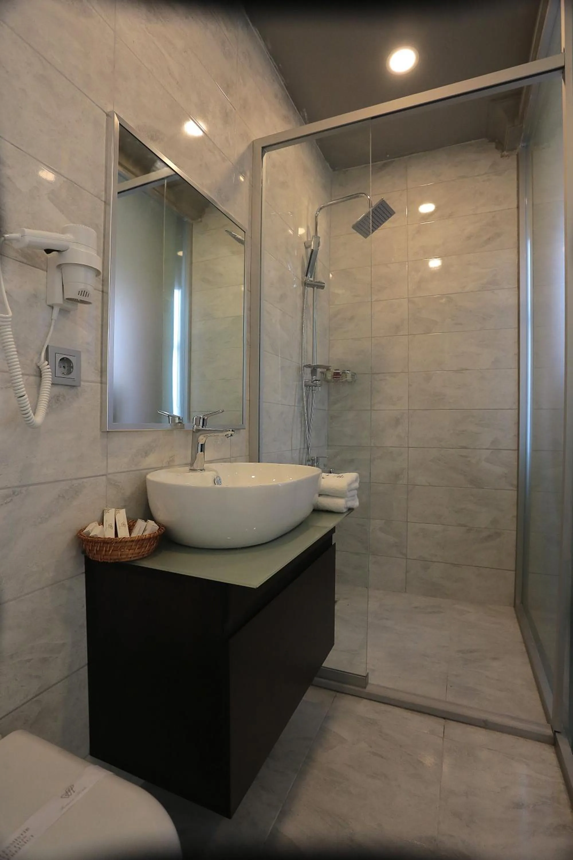 Shower in Ferman Pera Hotel