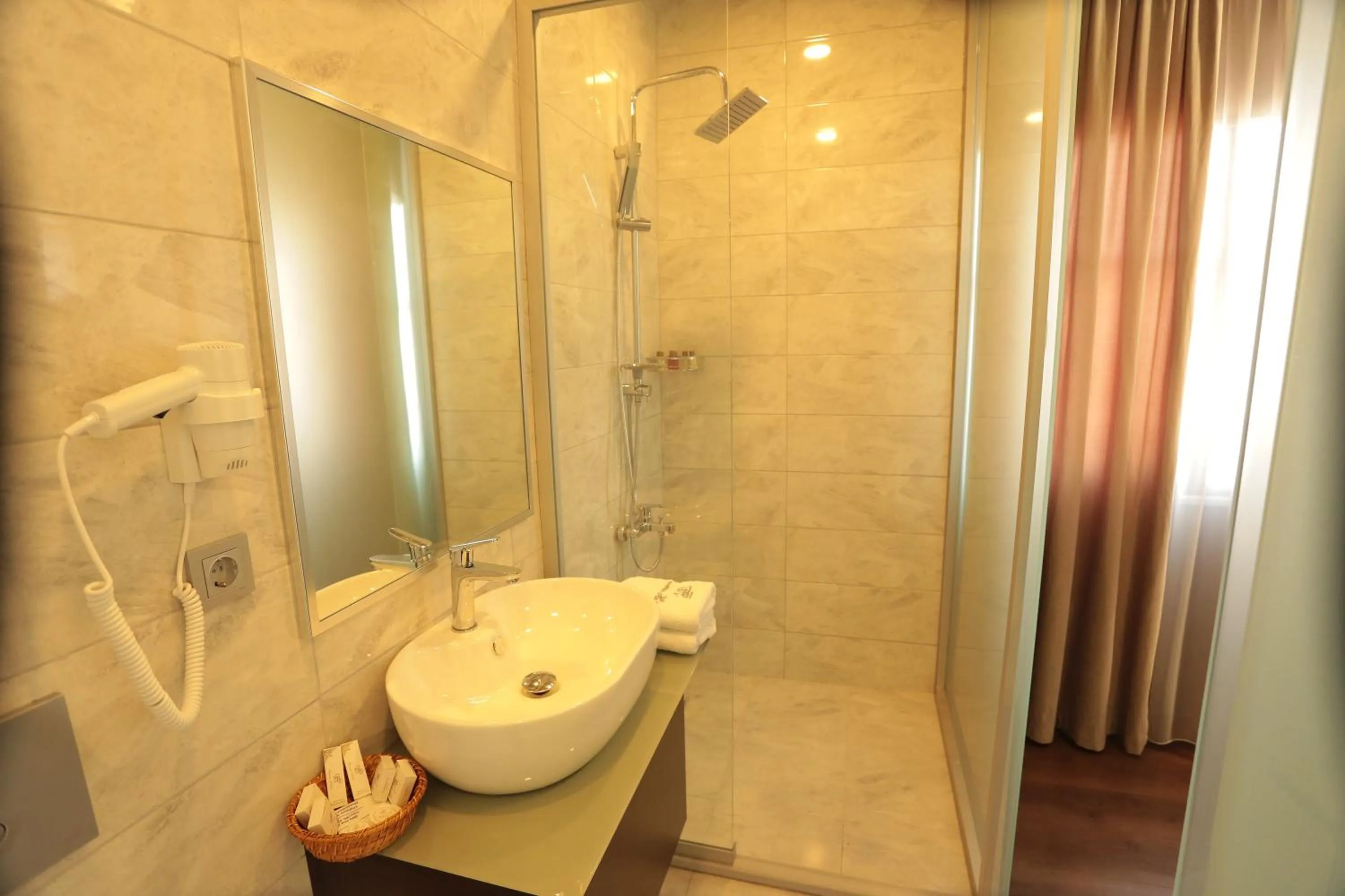 Shower in Ferman Pera Hotel