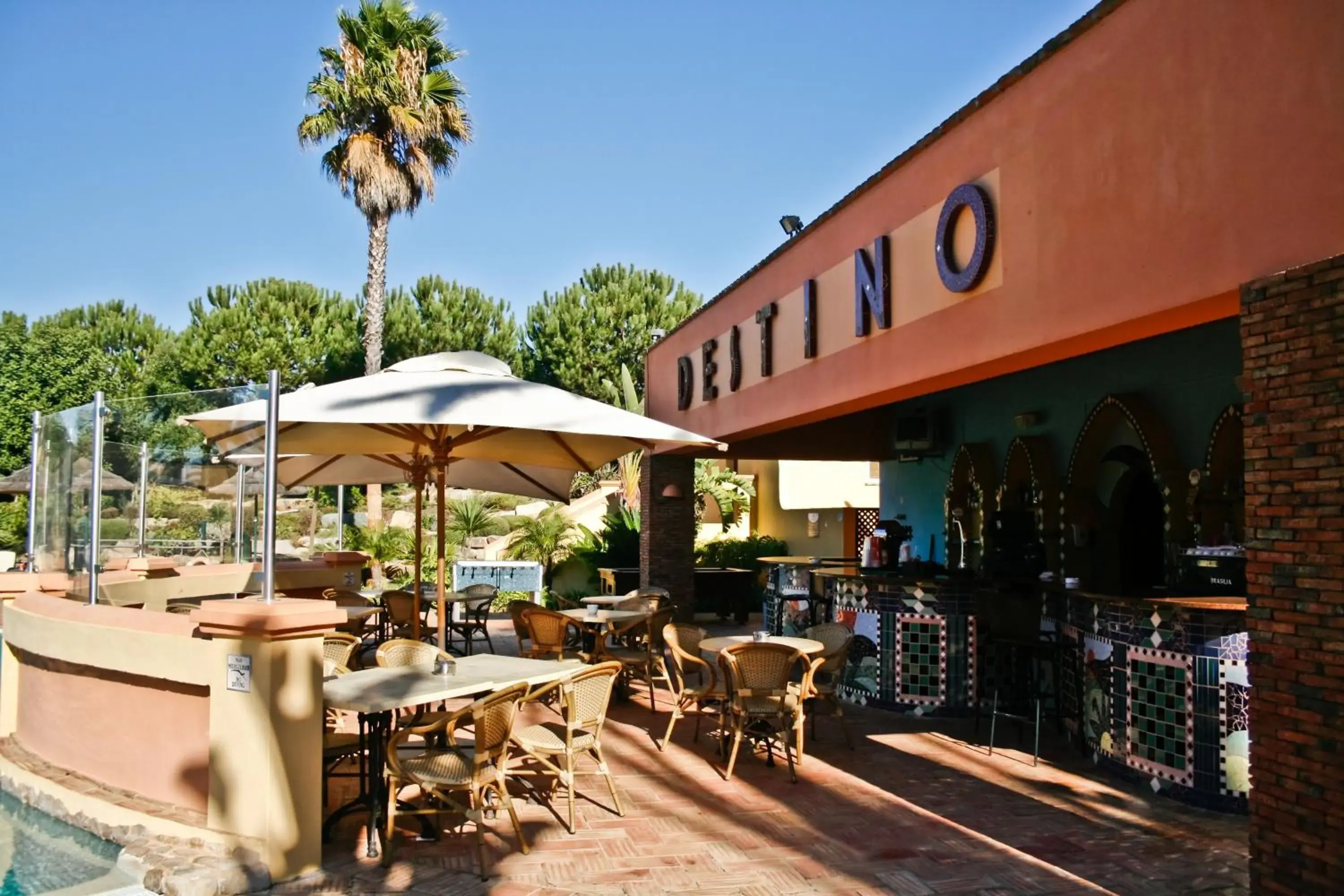 Restaurant/places to eat in Jardim da Meia Praia Resort Restaurant/places to eat in Jardim da Meia Praia Resort