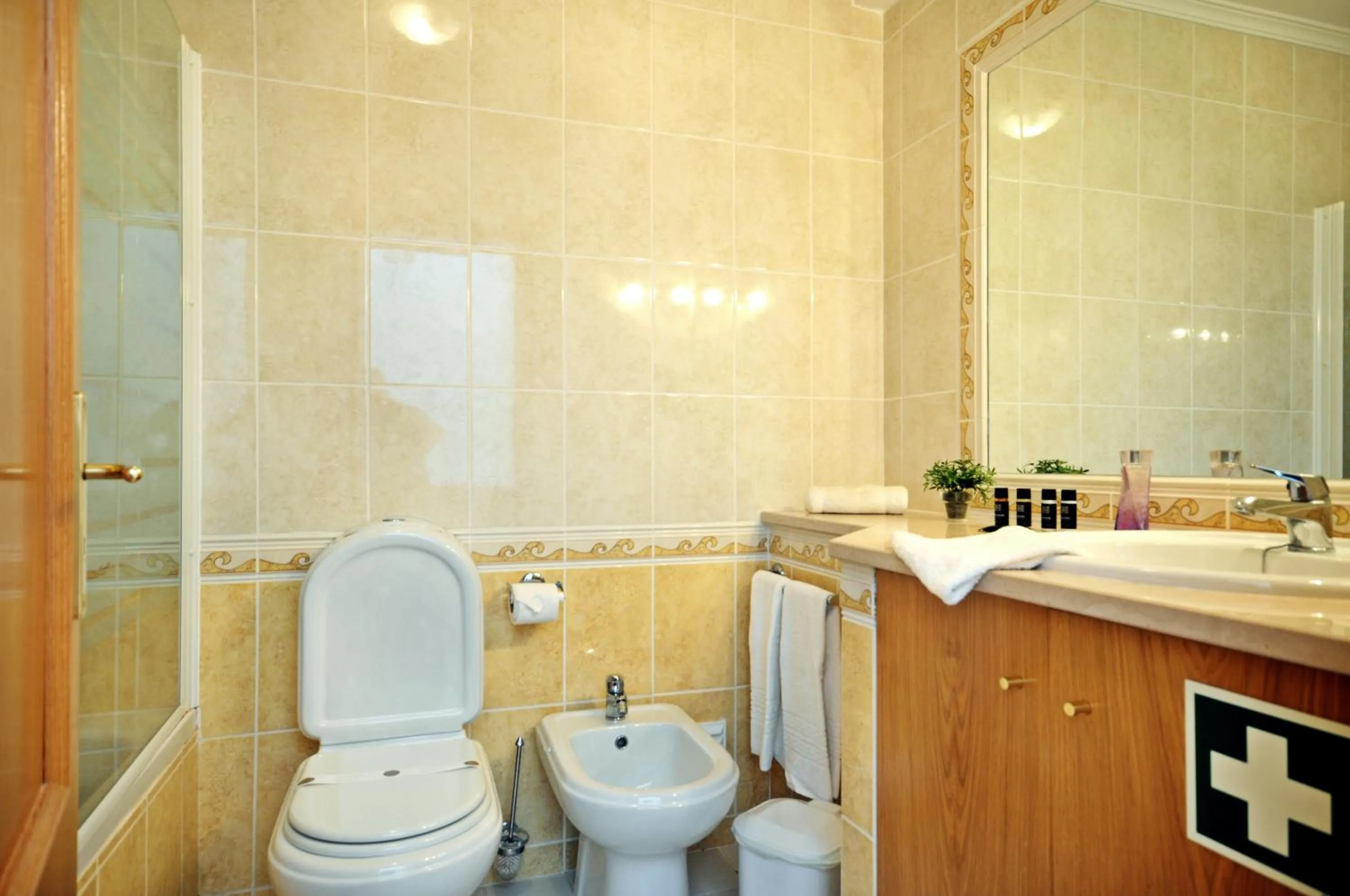 Bathroom in Jardim da Meia Praia Resort
