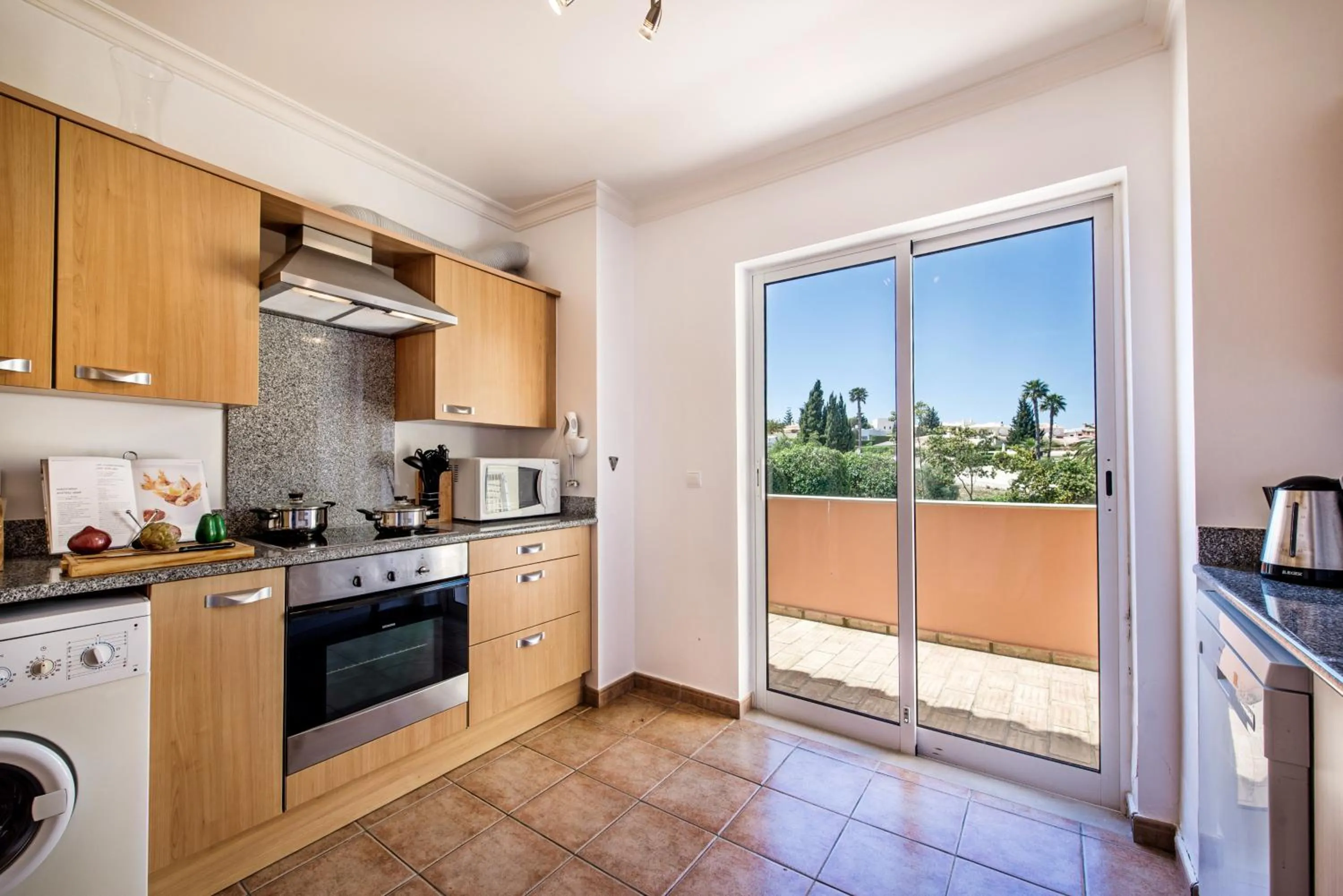 Kitchen or kitchenette in Jardim da Meia Praia Resort