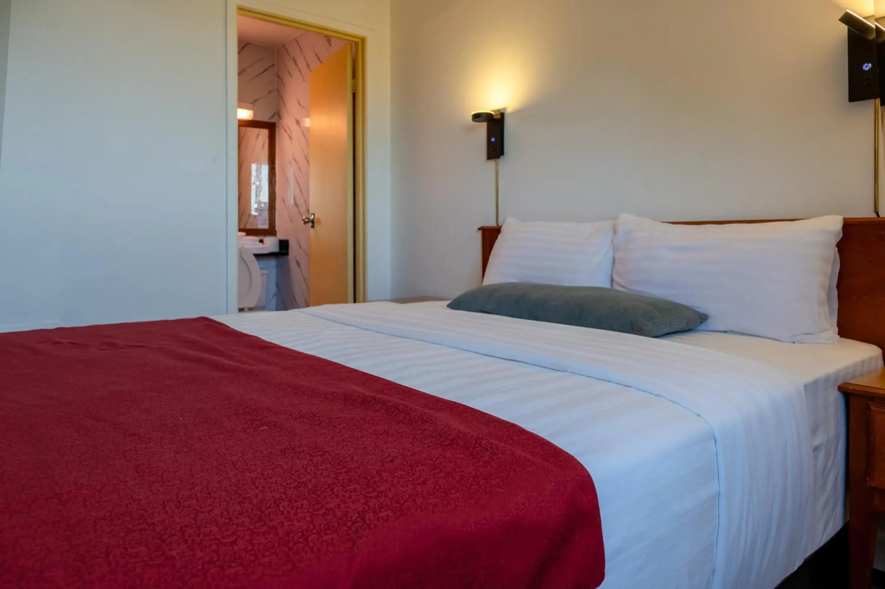 Budget Twin Room - single occupancy in Hotel Cowansville Budget Twin Room - single occupancy in Hotel Cowansville