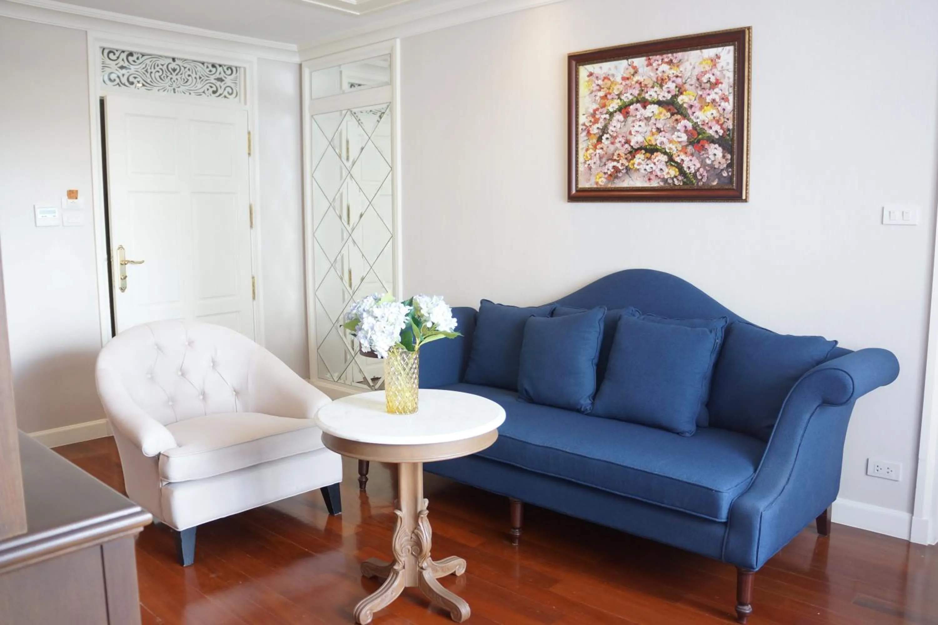 Living room in Hiranyakul House Riverside