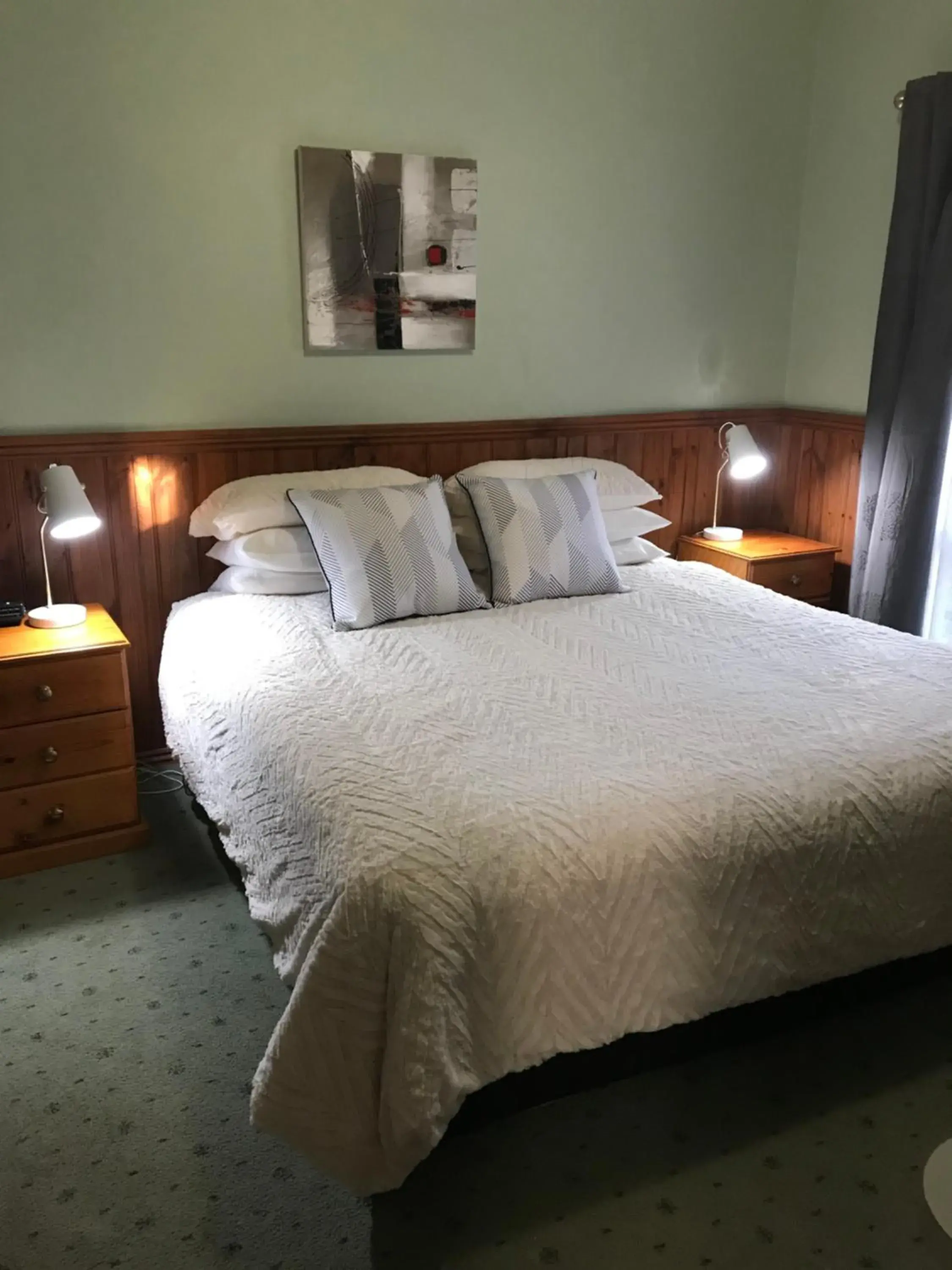 Kitchen or kitchenette, Bed in Mountain View Motor Inn & Holiday Lodges Kitchen or kitchenette, Bed in Mountain View Motor Inn & Holiday Lodges