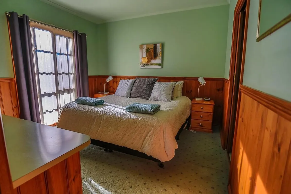 Bed in Mountain View Motor Inn & Holiday Lodges