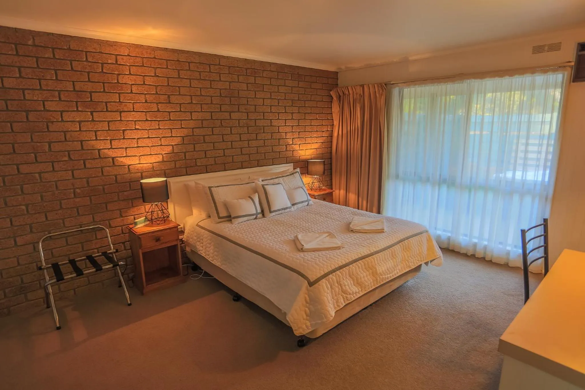 Bed in Mountain View Motor Inn & Holiday Lodges