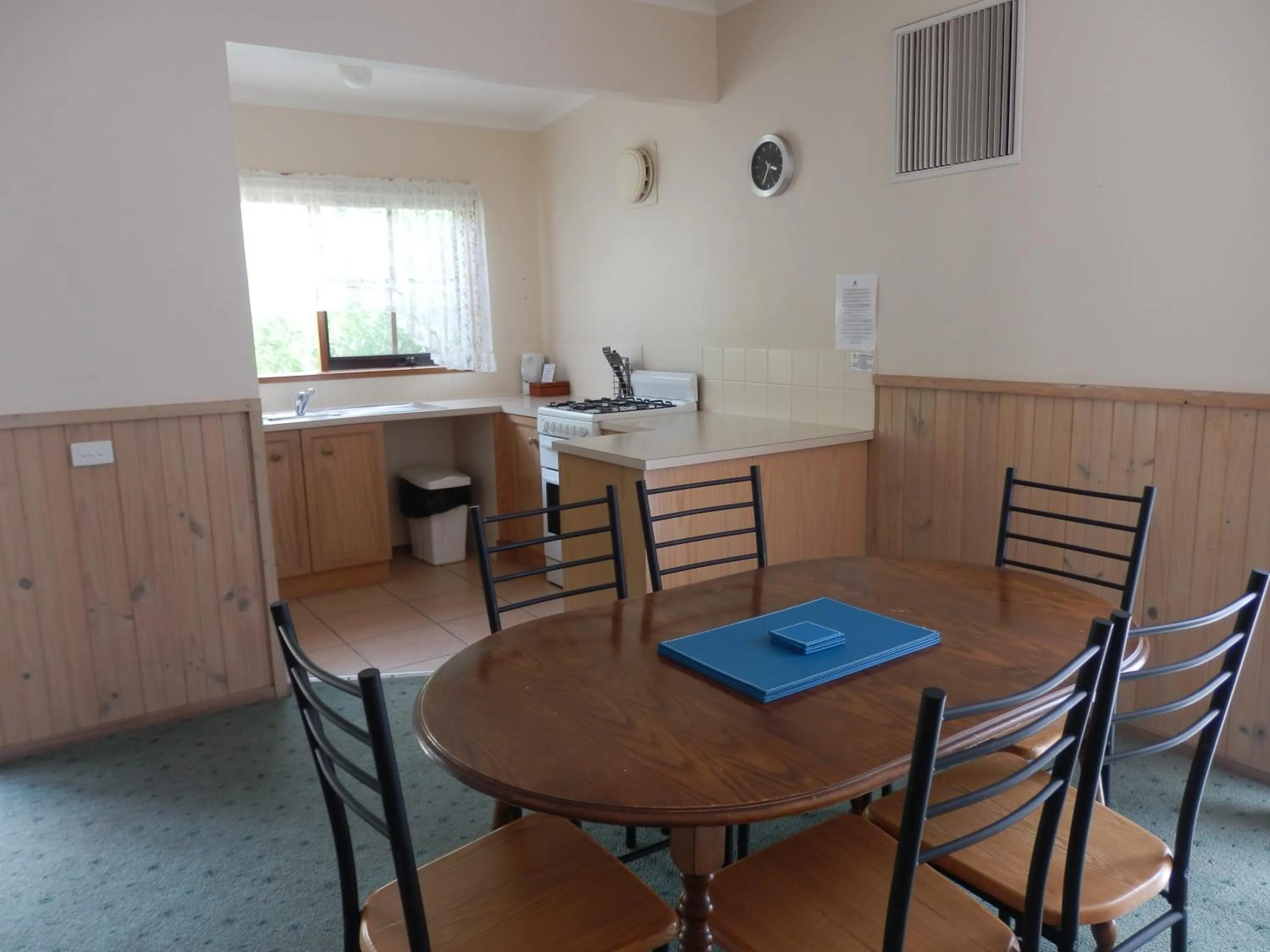 Dining area in Mountain View Motor Inn & Holiday Lodges
