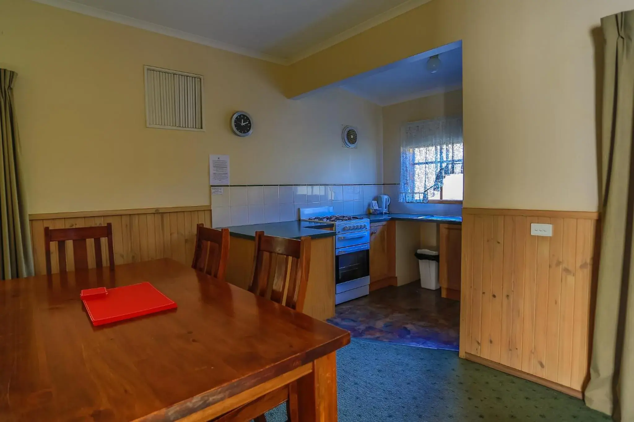 Kitchen or kitchenette in Mountain View Motor Inn & Holiday Lodges Kitchen or kitchenette in Mountain View Motor Inn & Holiday Lodges