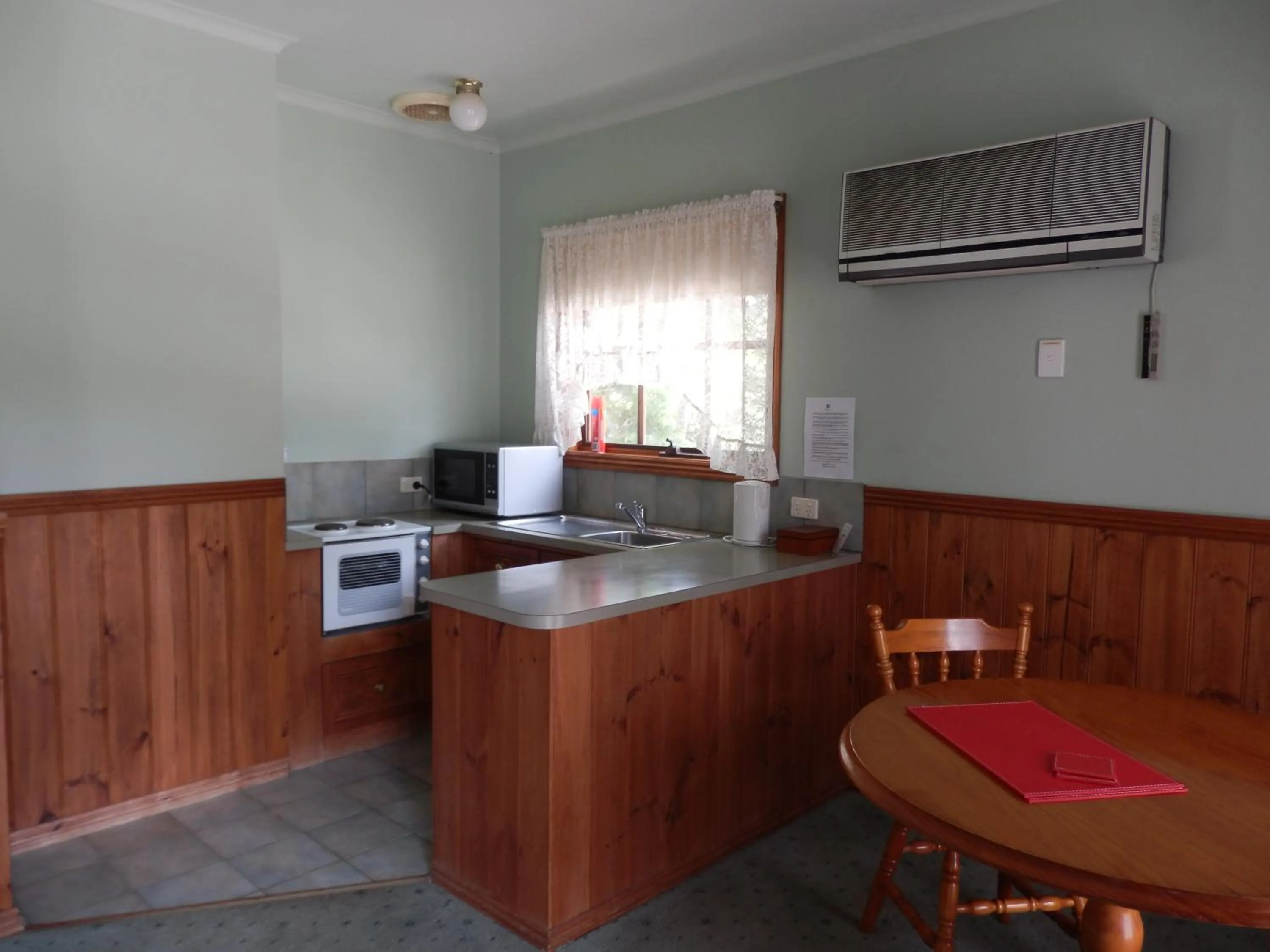 Kitchen or kitchenette in Mountain View Motor Inn & Holiday Lodges