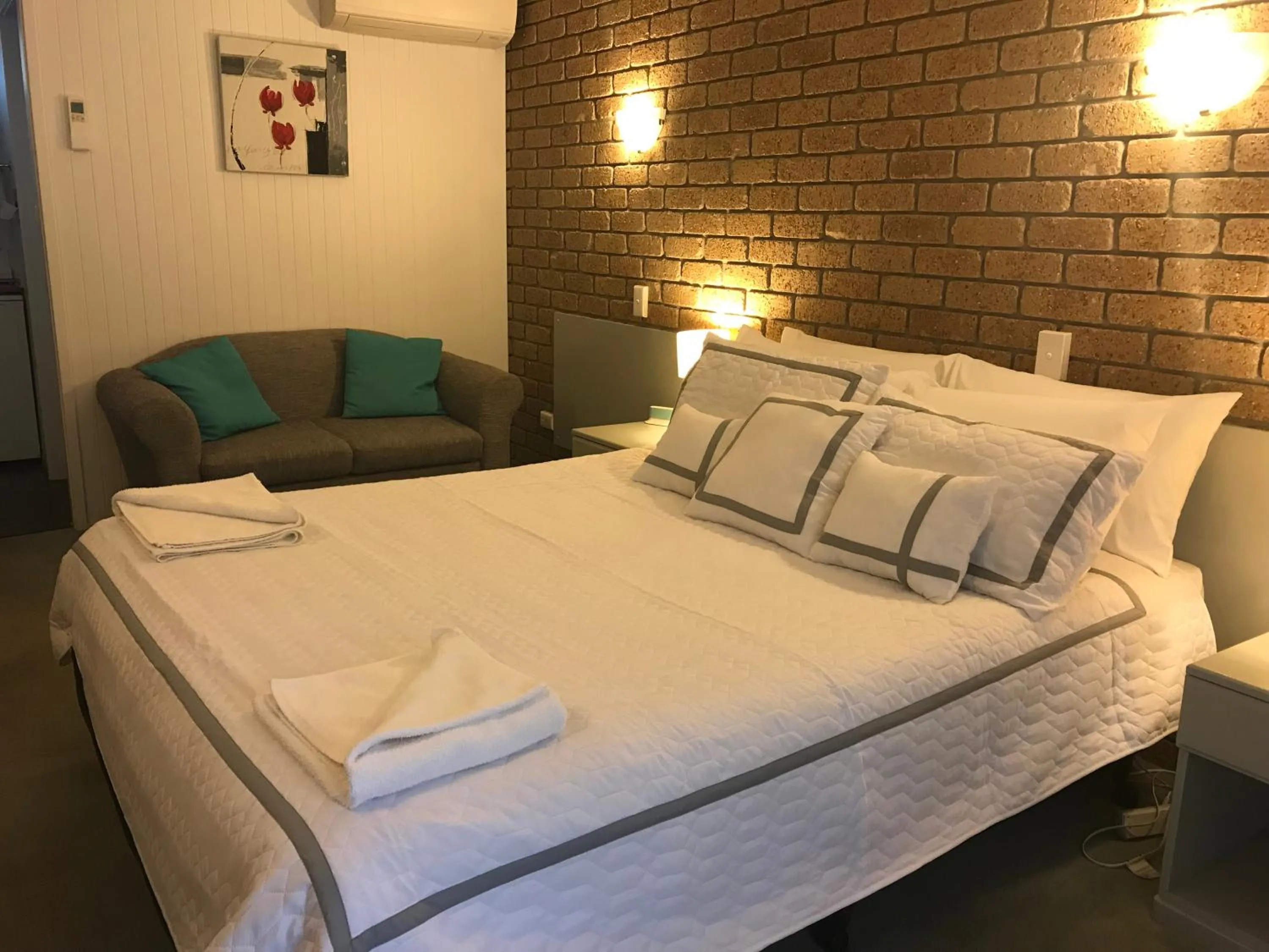 Bed in Mountain View Motor Inn & Holiday Lodges