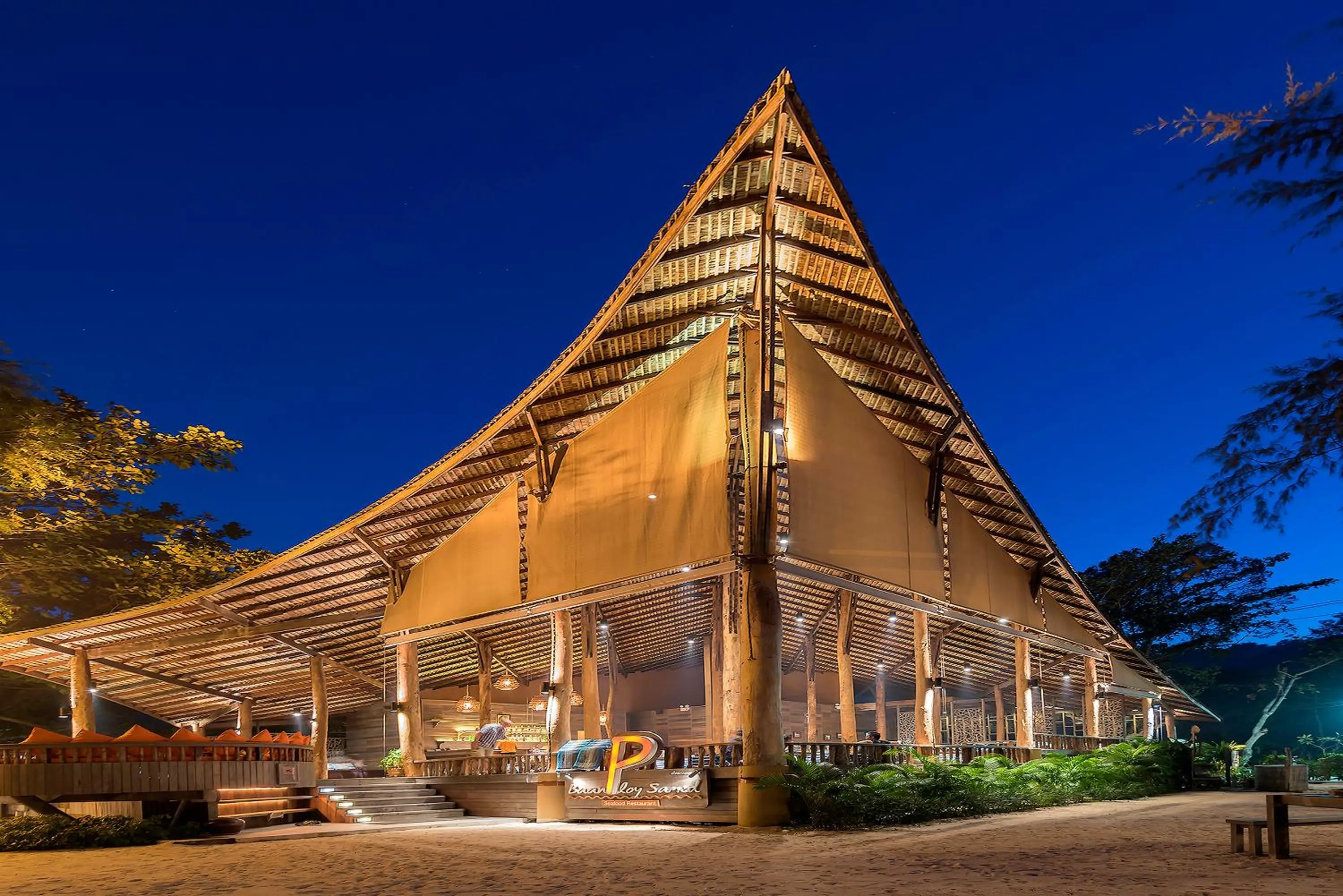 Restaurant/places to eat in Baan Ploy Sea