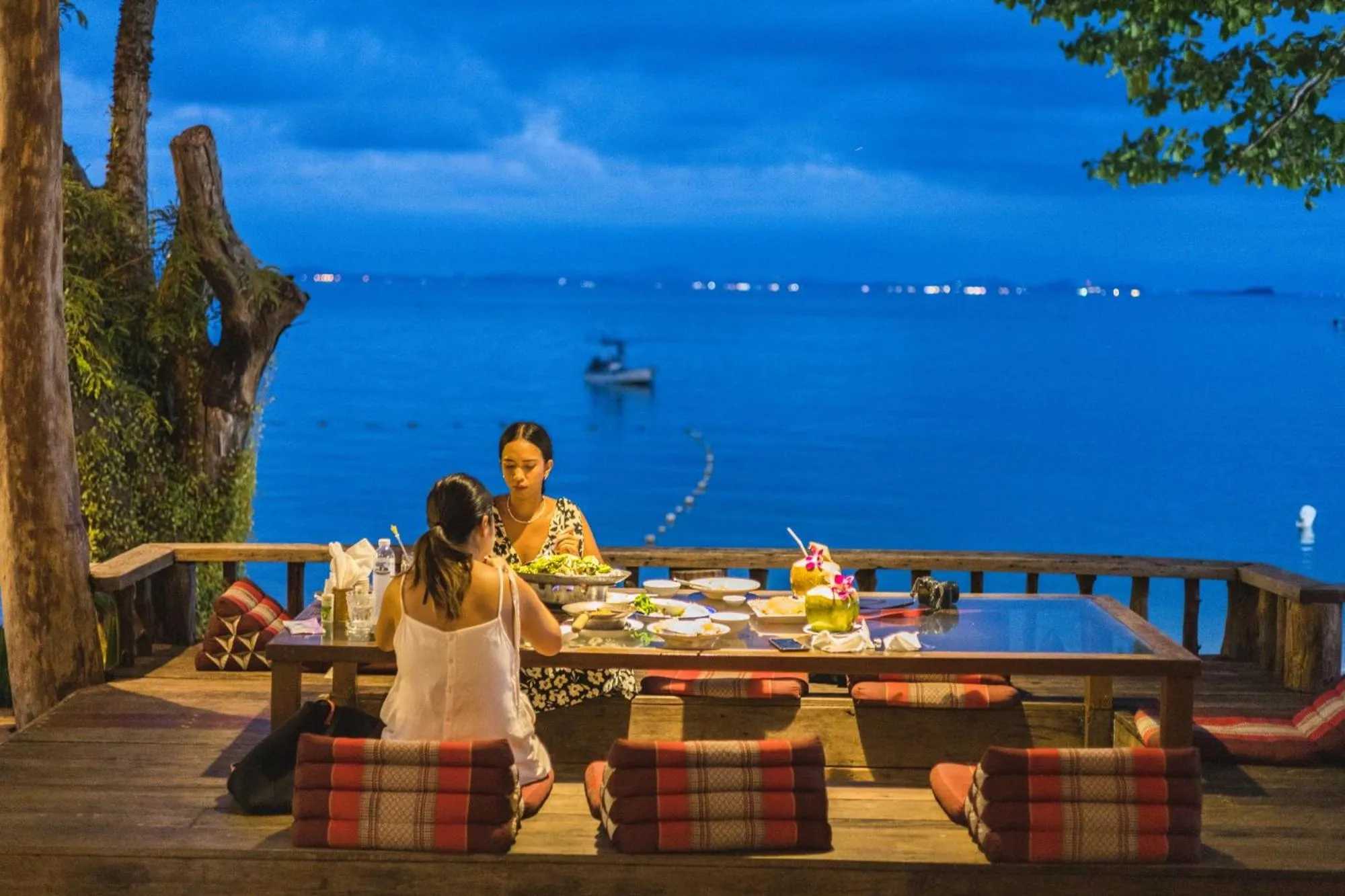Restaurant/places to eat in Baan Ploy Sea