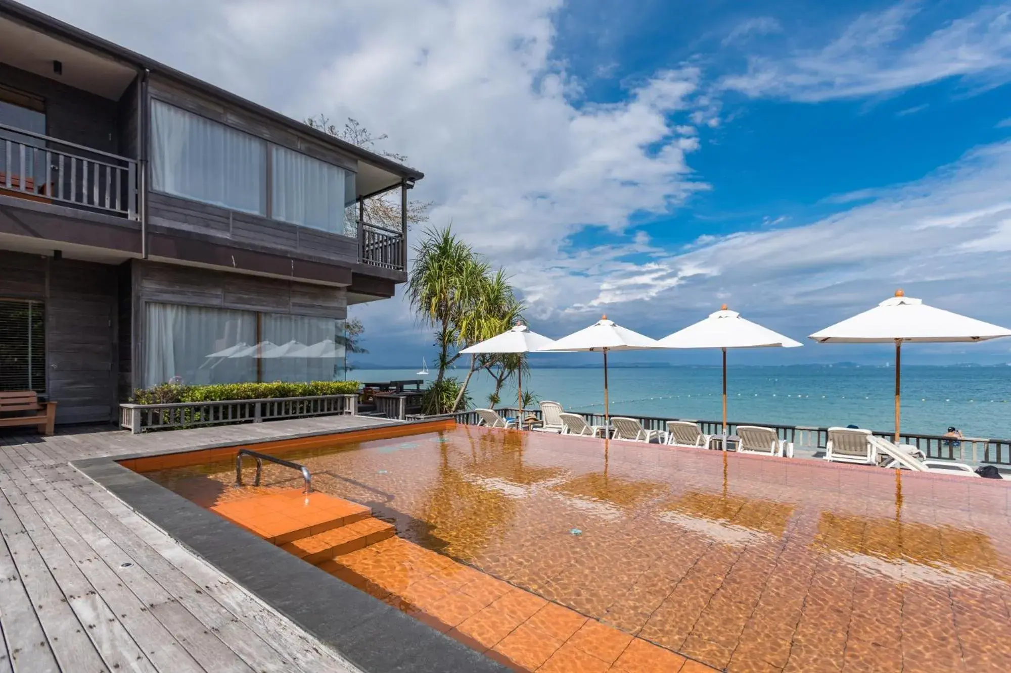 Property building in Baan Ploy Sea Property building in Baan Ploy Sea