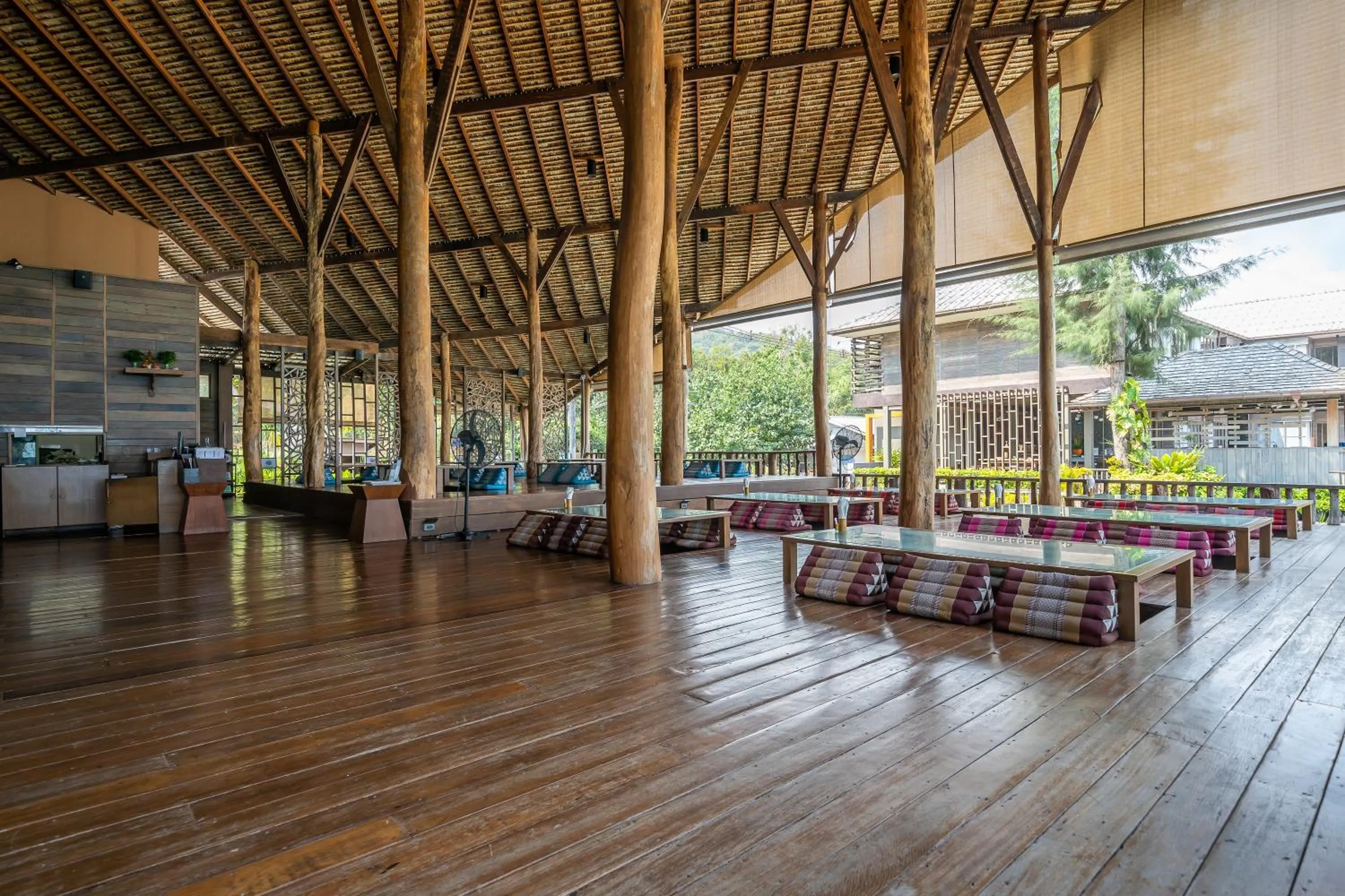 Restaurant/places to eat in Baan Ploy Sea