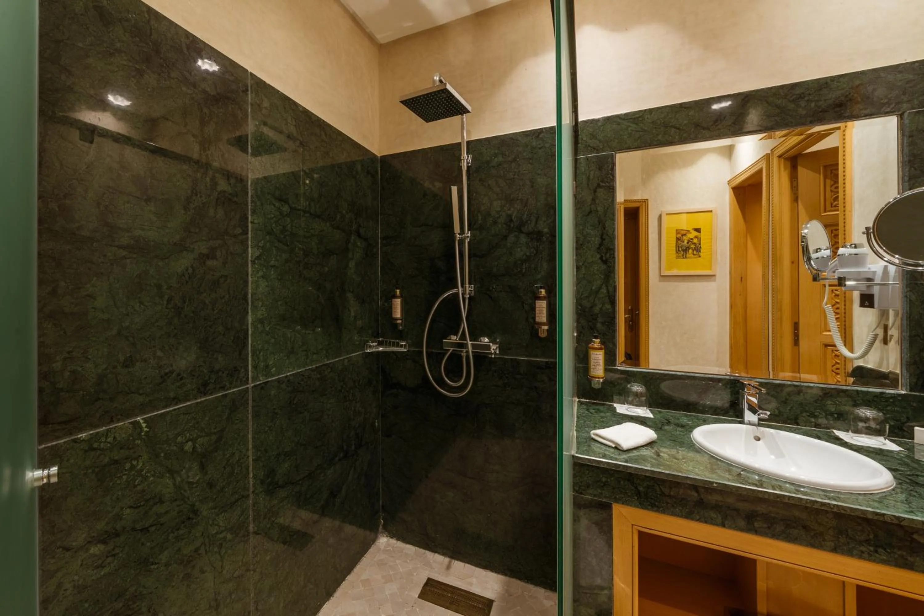 Bathroom in Elegancia Riad Boutique & SPA