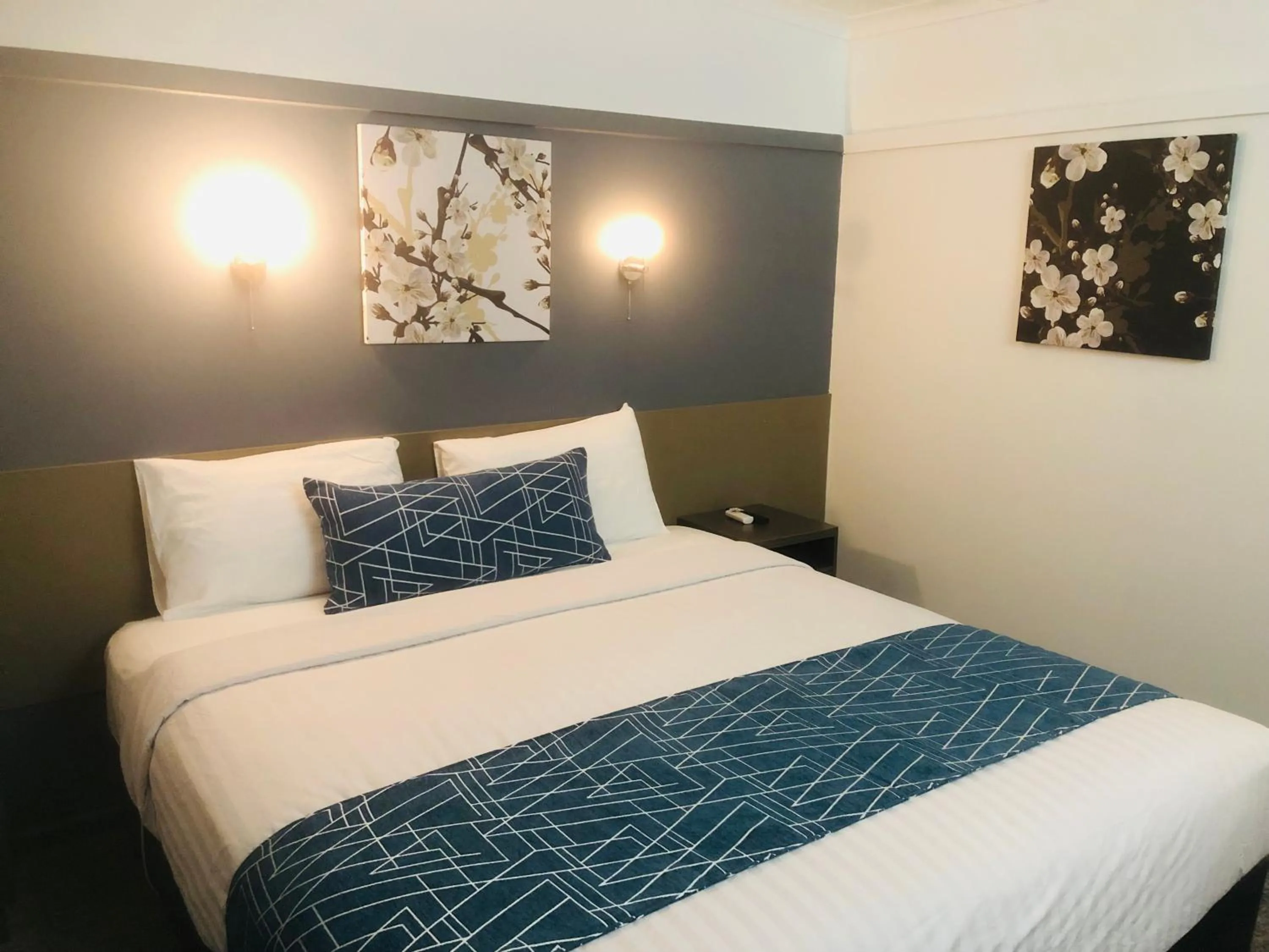 Bed in Parkway Motel