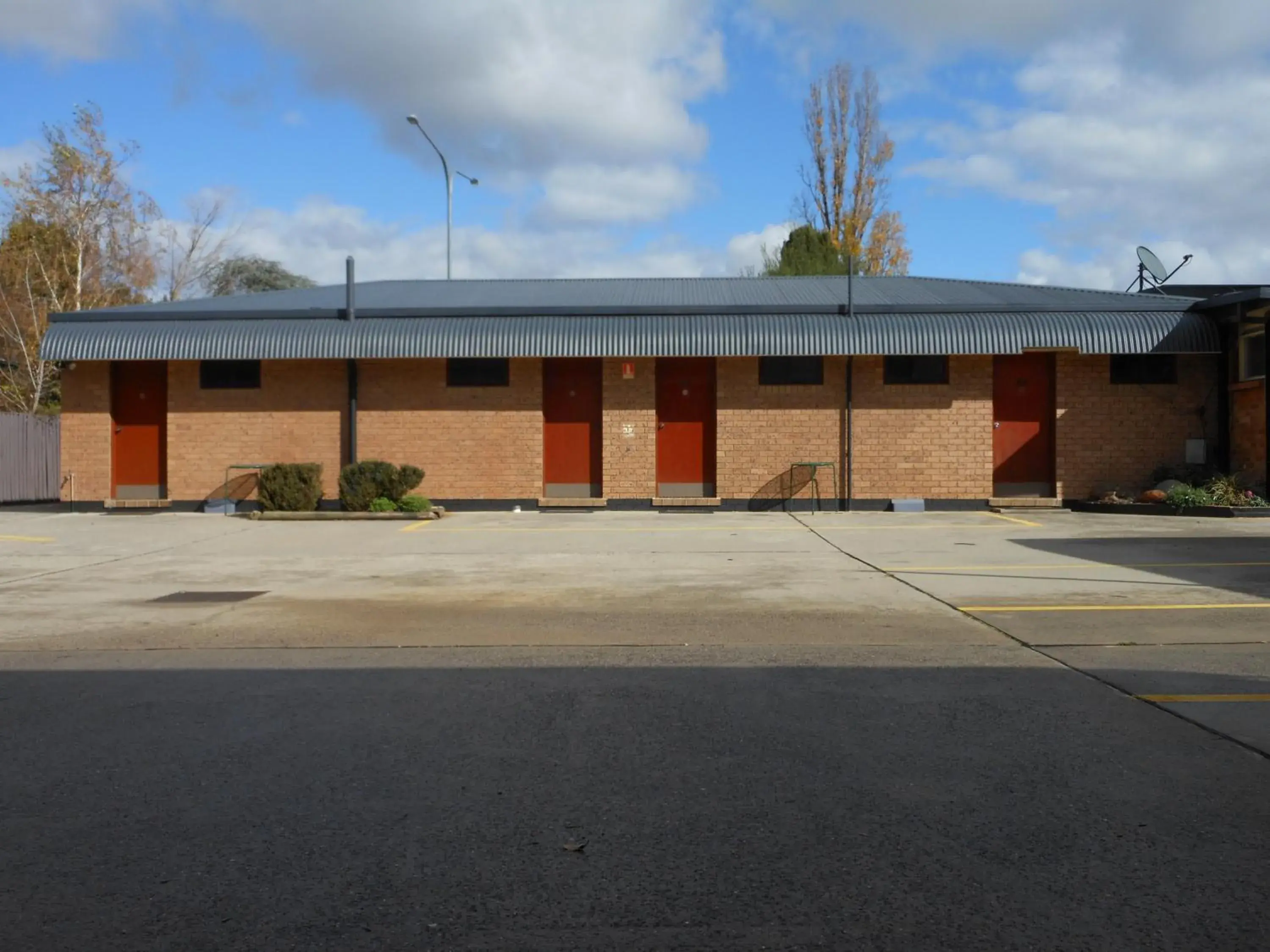Property building in Parkway Motel Property building in Parkway Motel