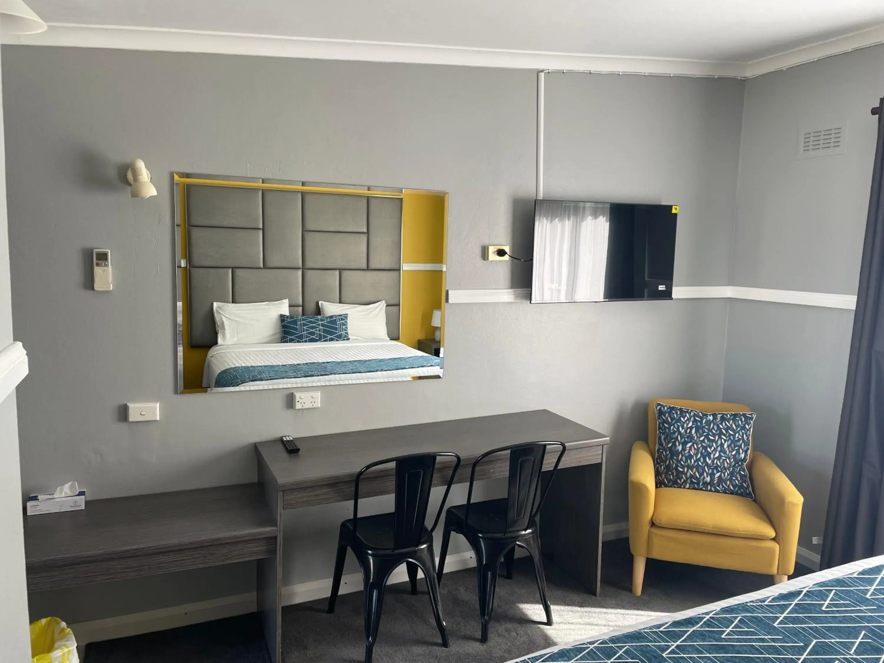 Bed in Parkway Motel Bed in Parkway Motel