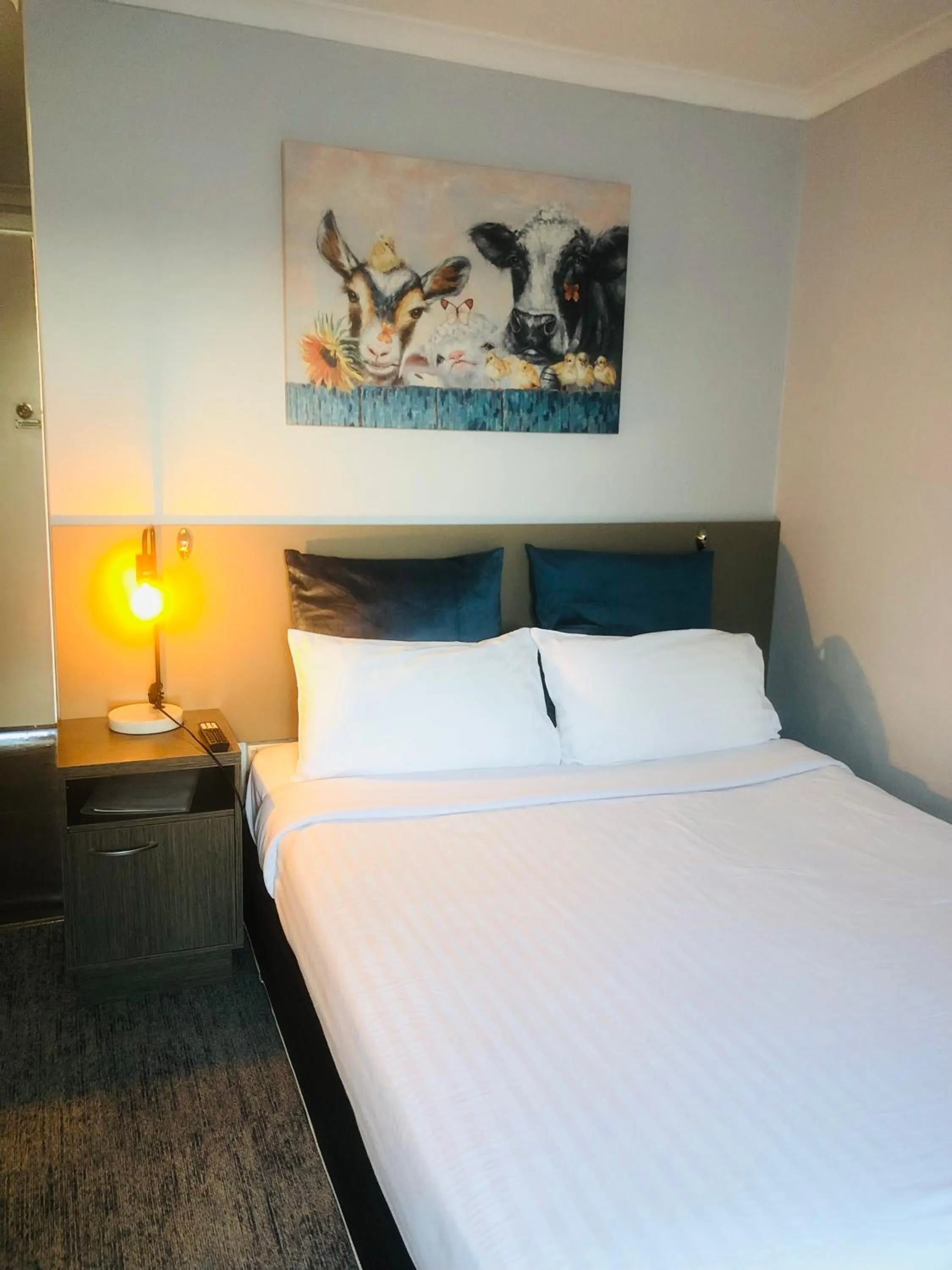 Bed in Parkway Motel