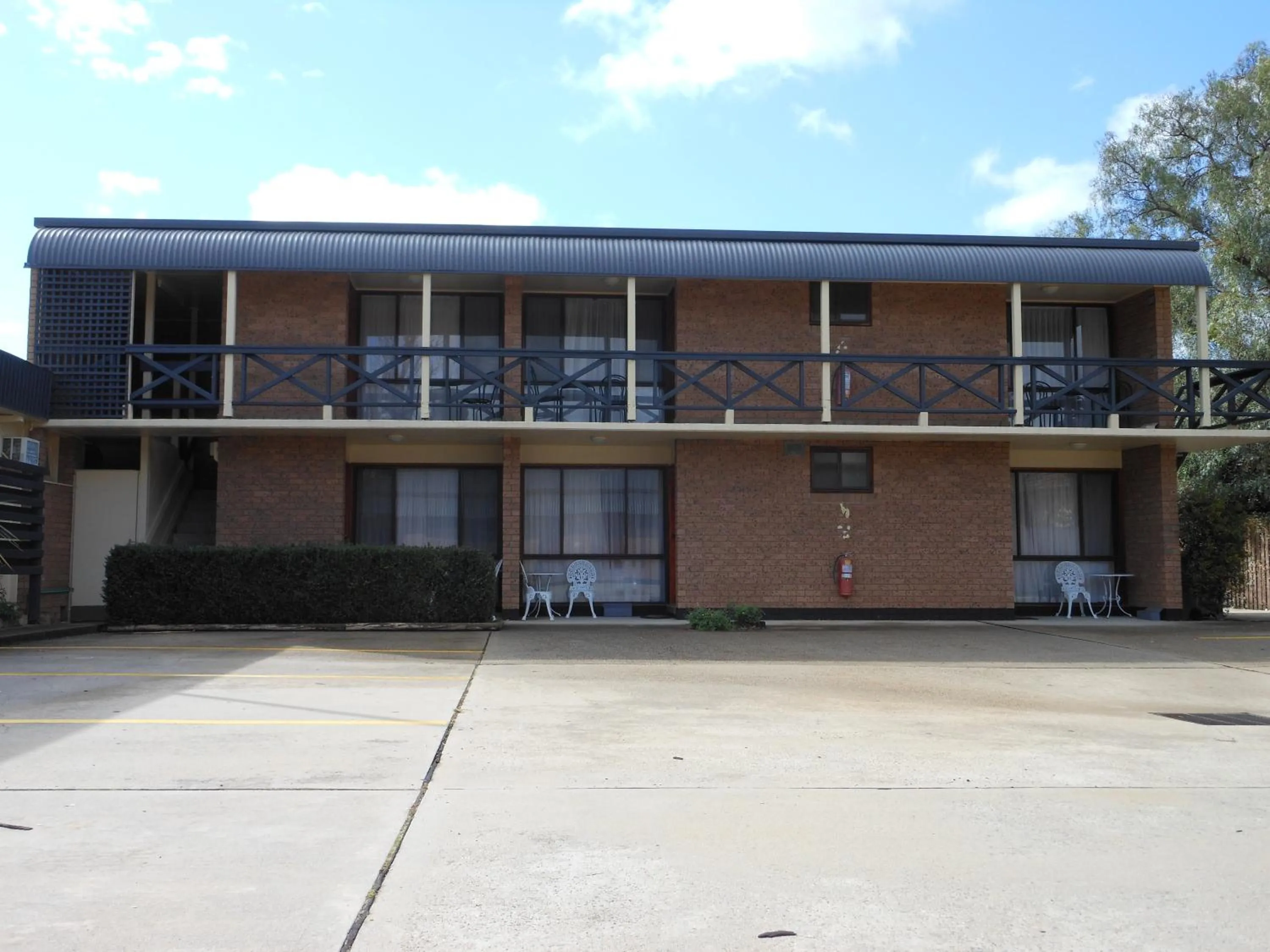 Photo of the whole room in Parkway Motel
