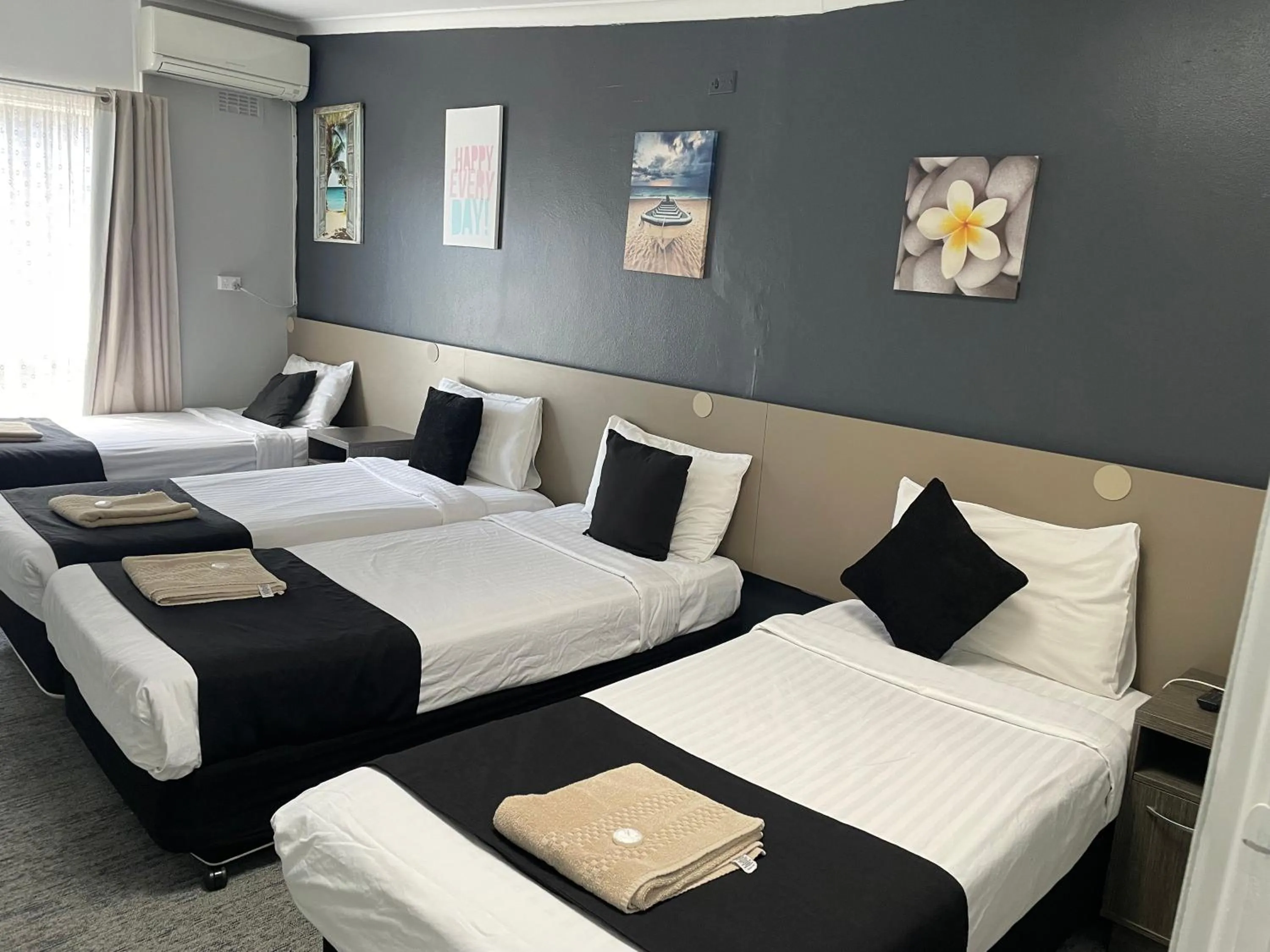 Bed in Parkway Motel