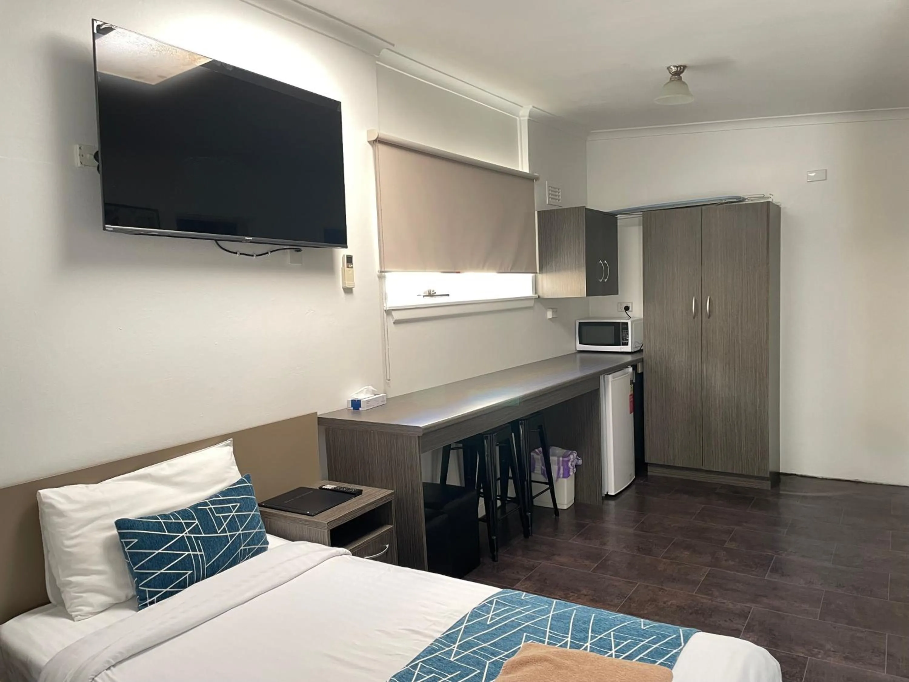 Bed in Parkway Motel