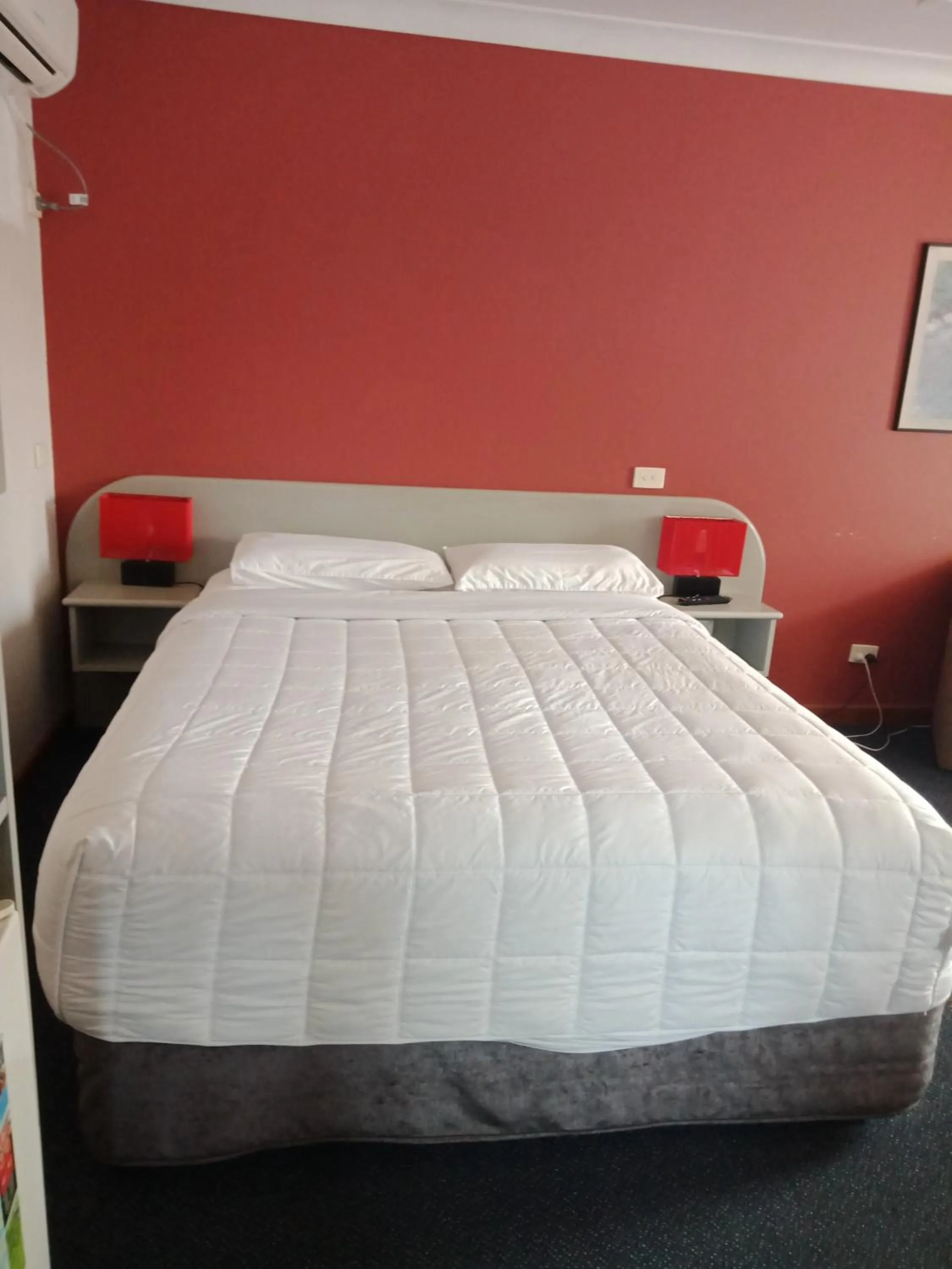 Bed in Parkway Motel