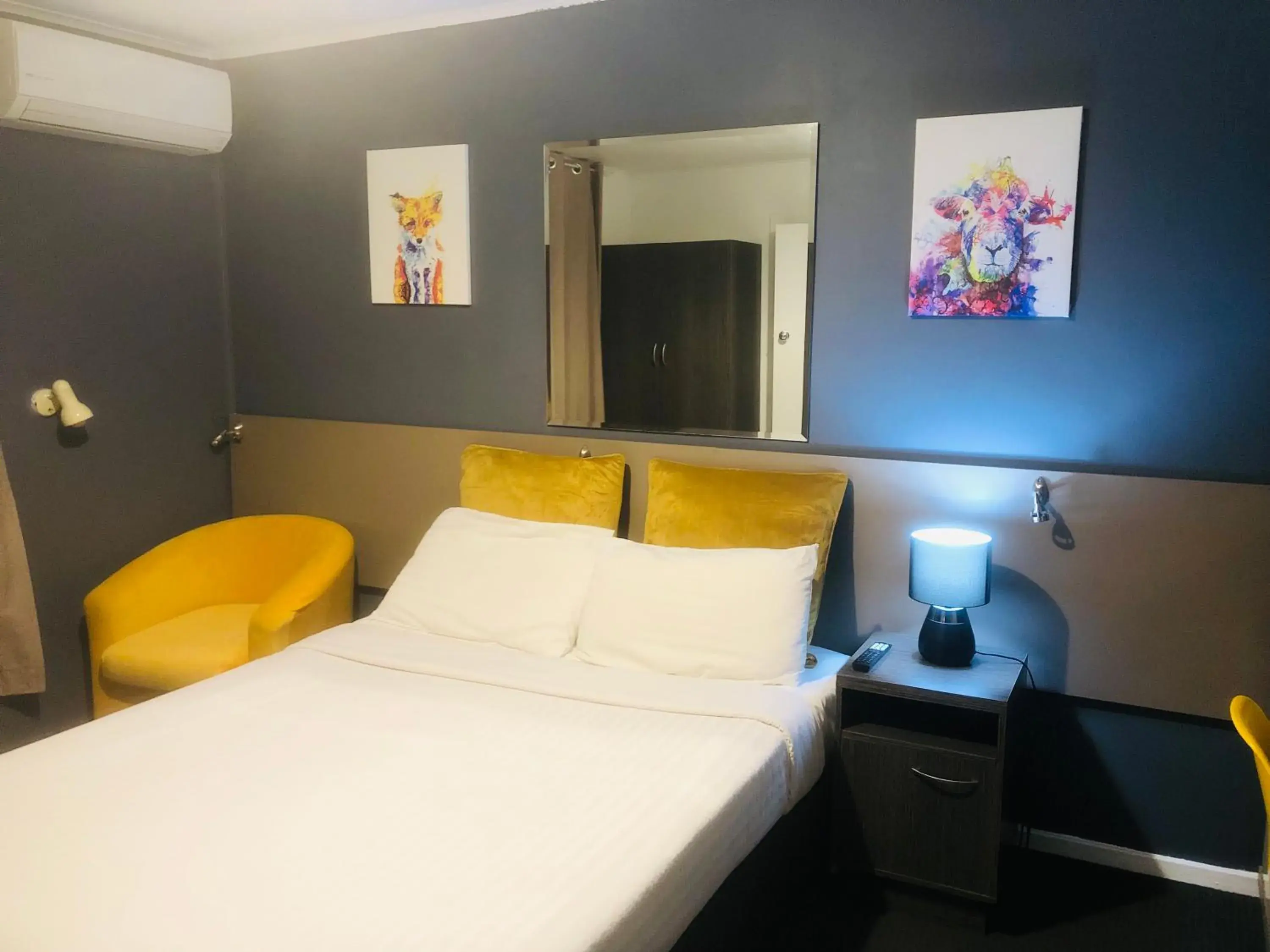 Bed in Parkway Motel Bed in Parkway Motel