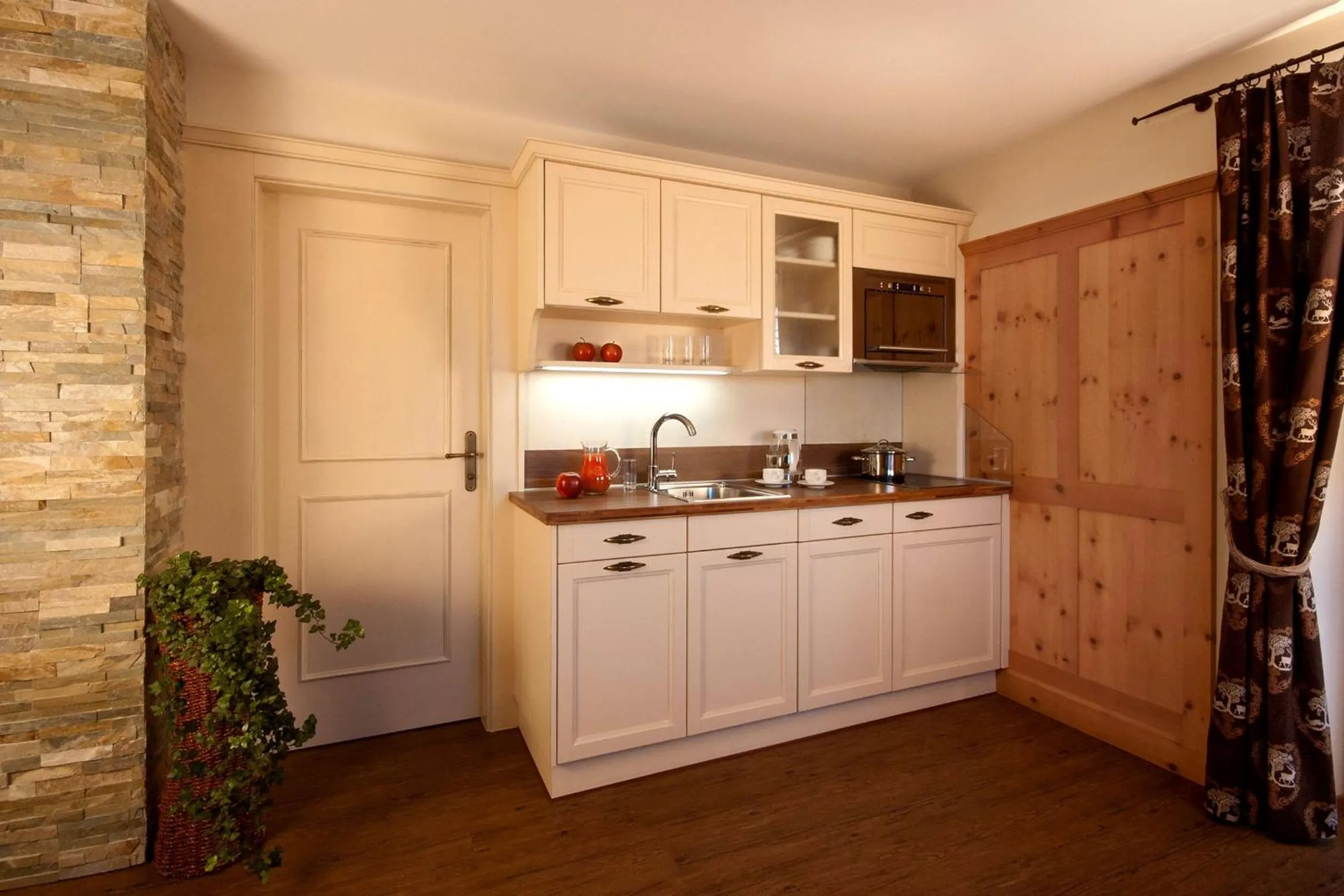 Kitchen or kitchenette in Appart & Hotel Garni Villa Knauer