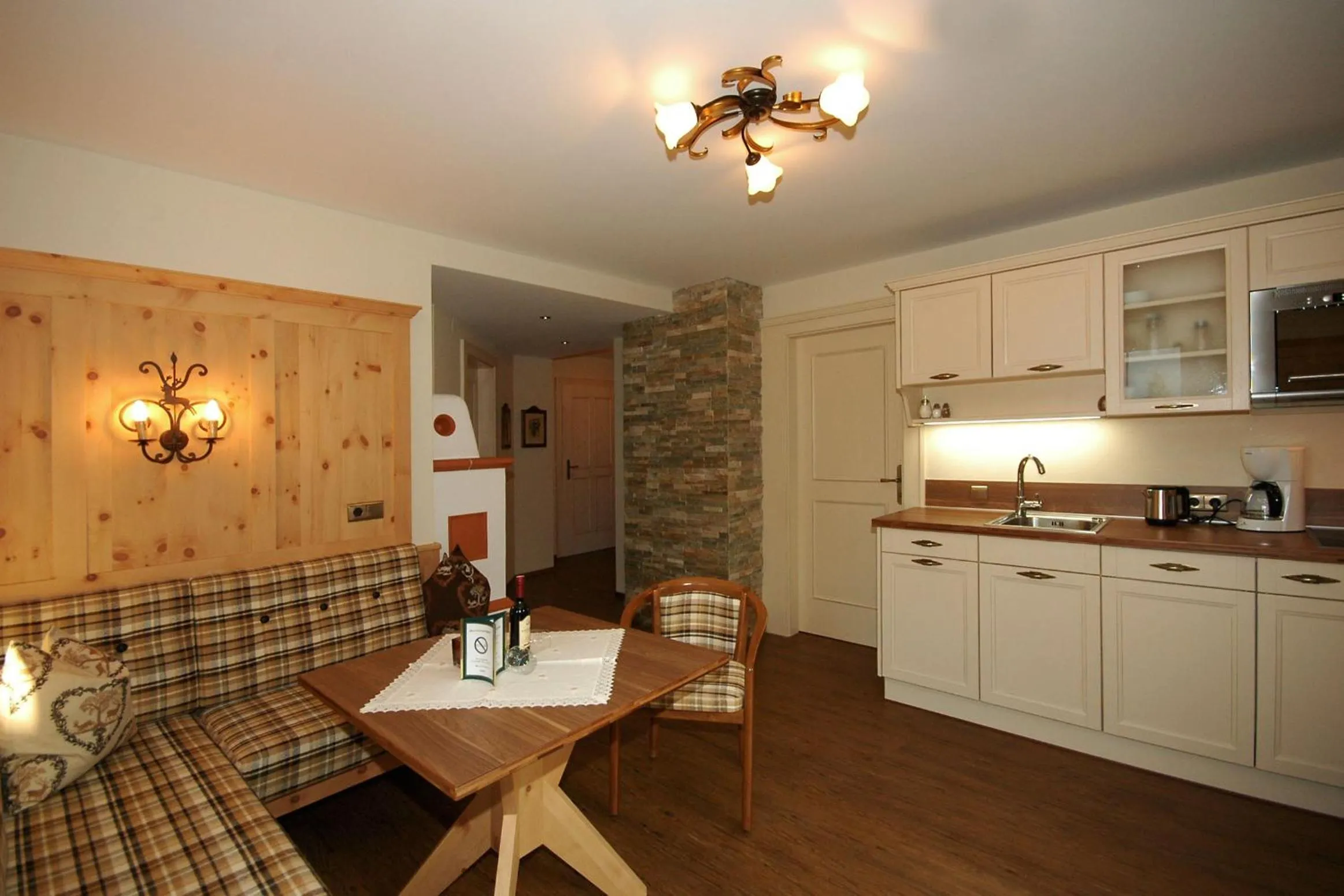 Kitchen or kitchenette in Appart & Hotel Garni Villa Knauer