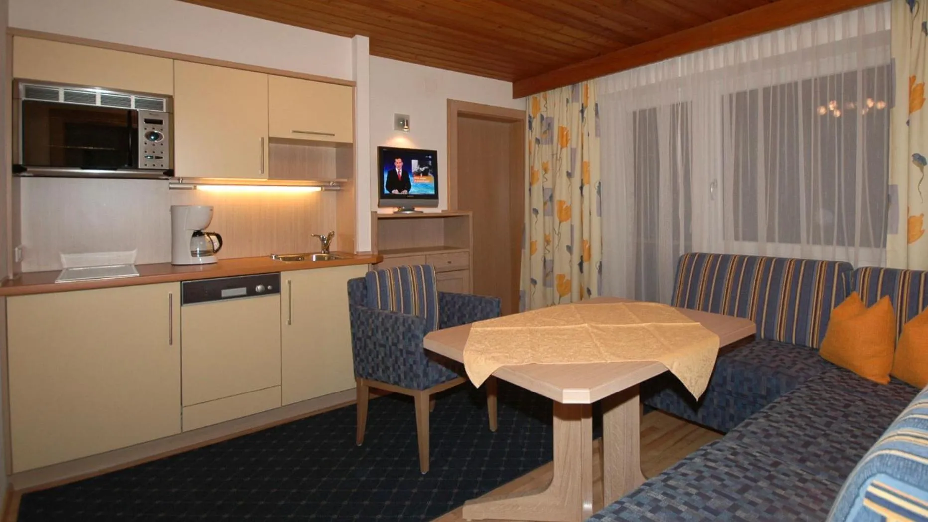Kitchen or kitchenette in Appart & Hotel Garni Villa Knauer