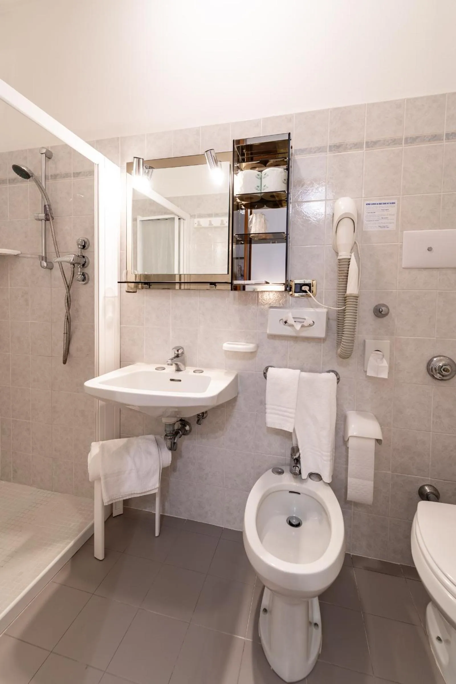 Shower in Hotel Souvenir