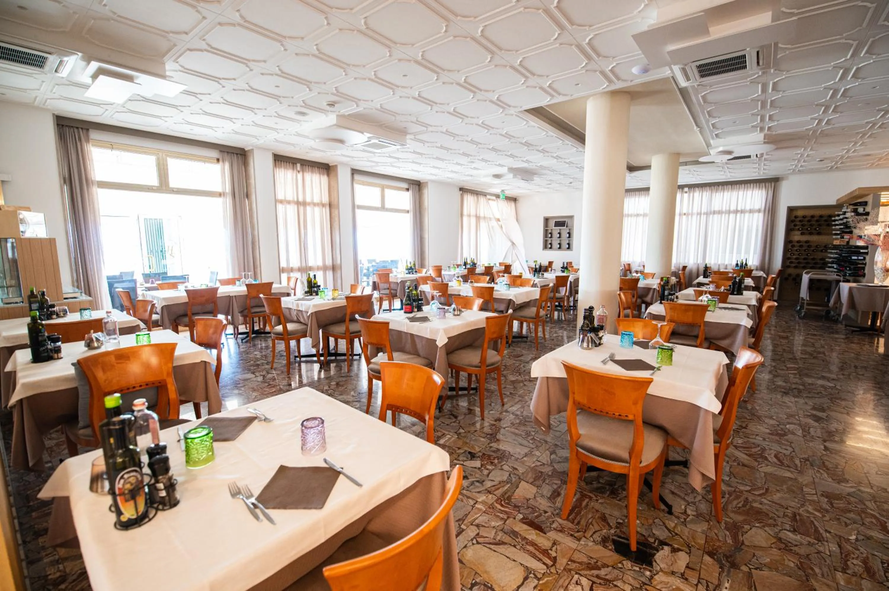 Restaurant/places to eat in Hotel Souvenir