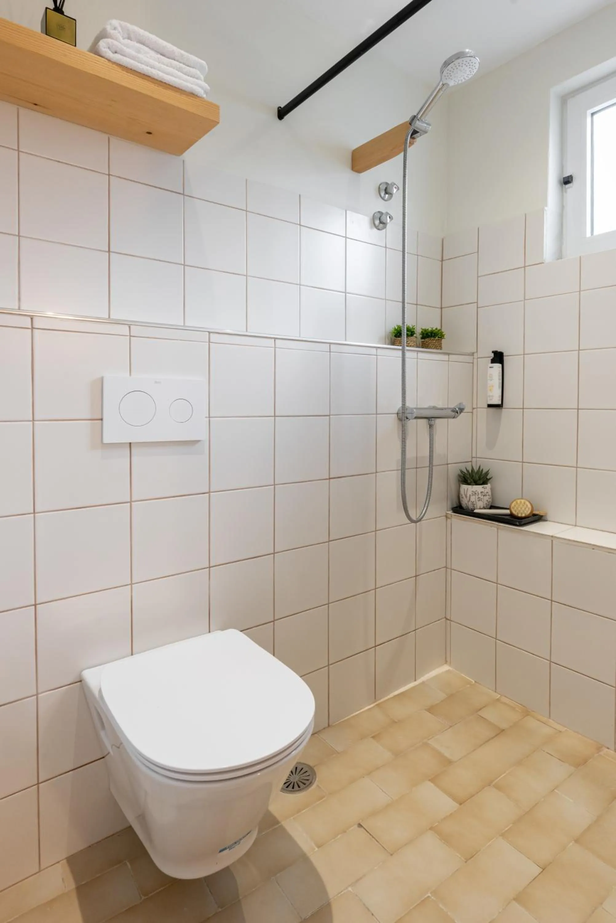 Shower in Capella Skiathos, Town