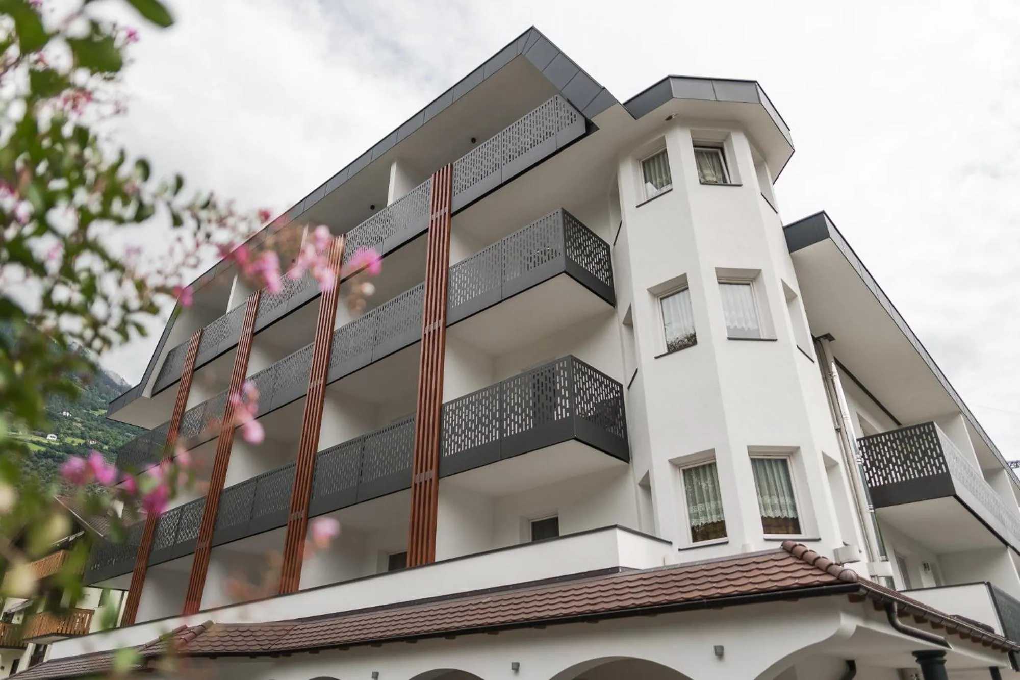 Facade/entrance in Park Hotel Villa Etschland