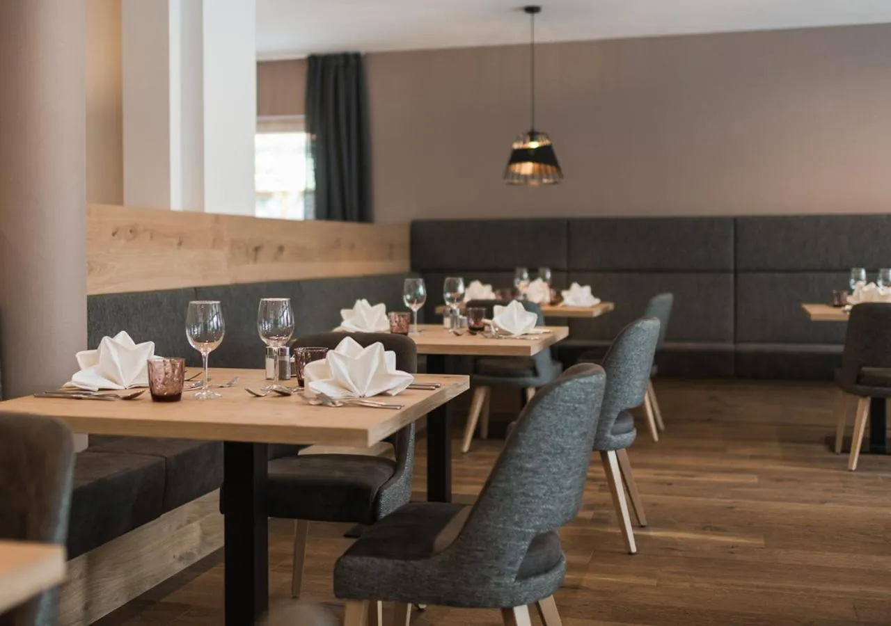 Restaurant/places to eat in Park Hotel Villa Etschland