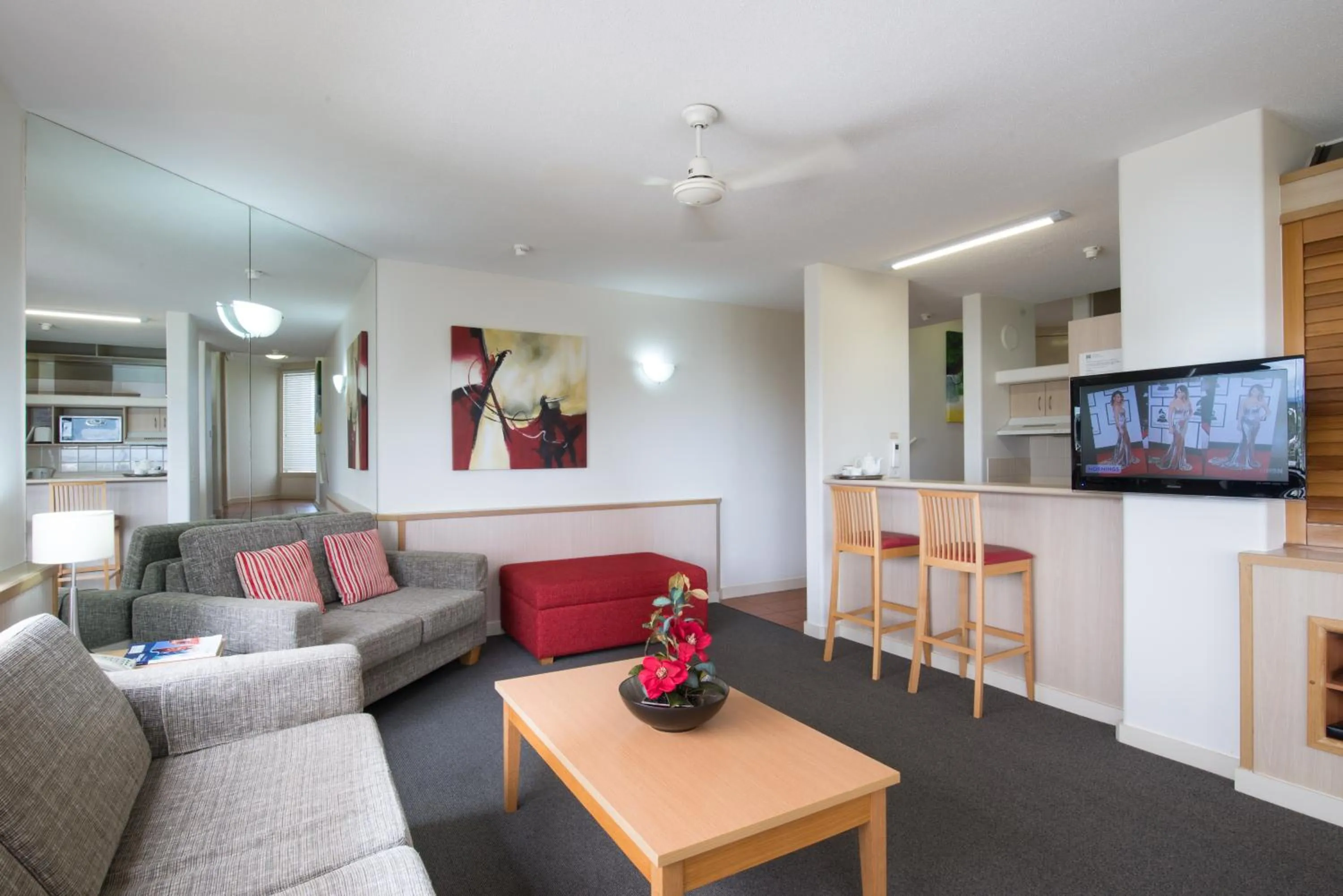 TV and multimedia in Tiki Hotel Apartments Surfers Paradise