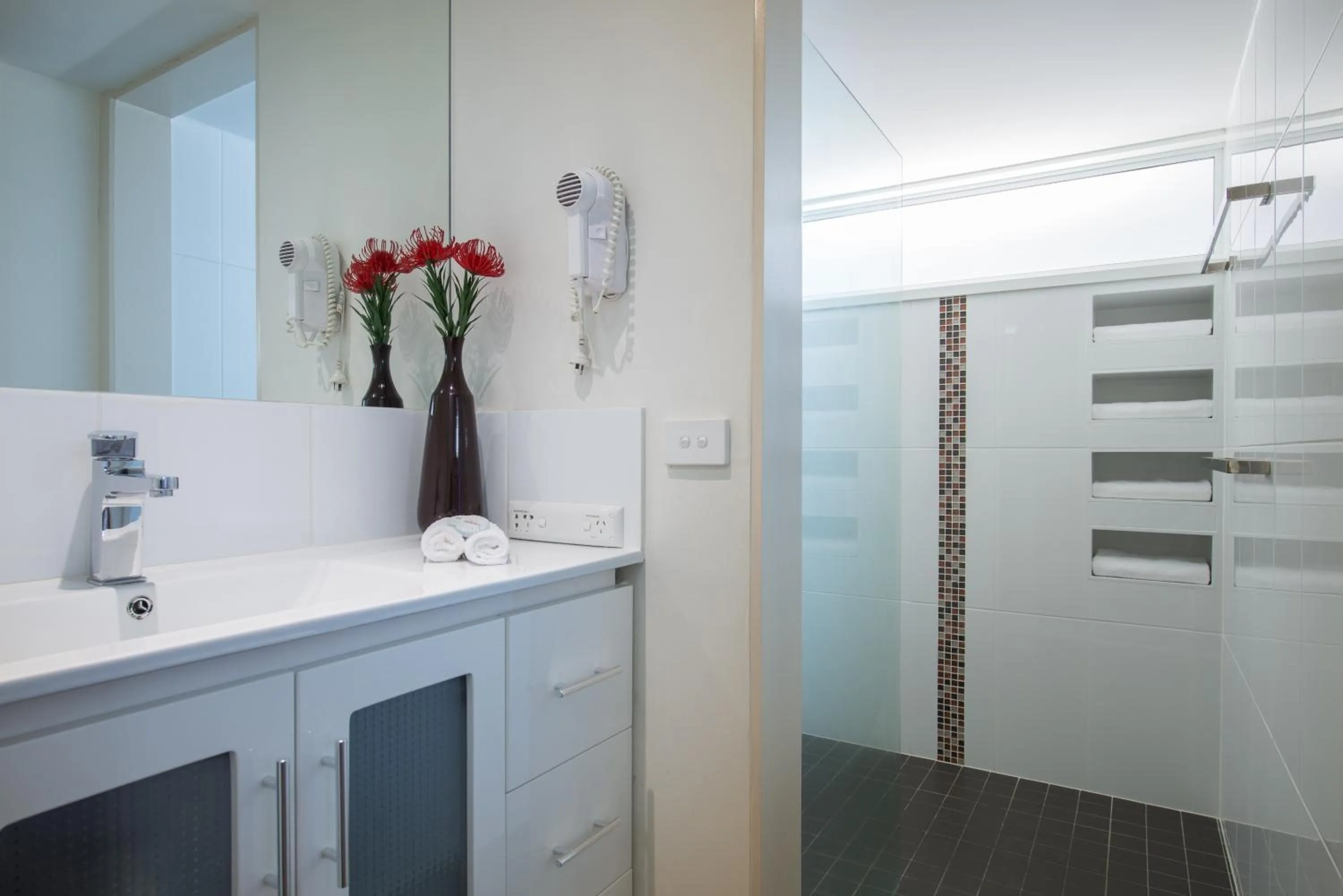 Shower in Tiki Hotel Apartments Surfers Paradise