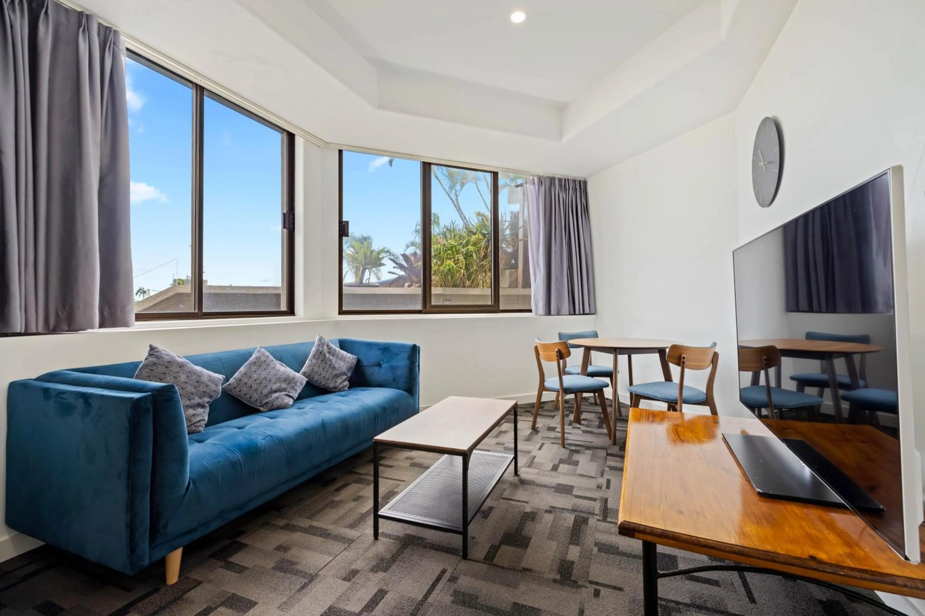 Communal lounge/ TV room in Tiki Hotel Apartments Surfers Paradise