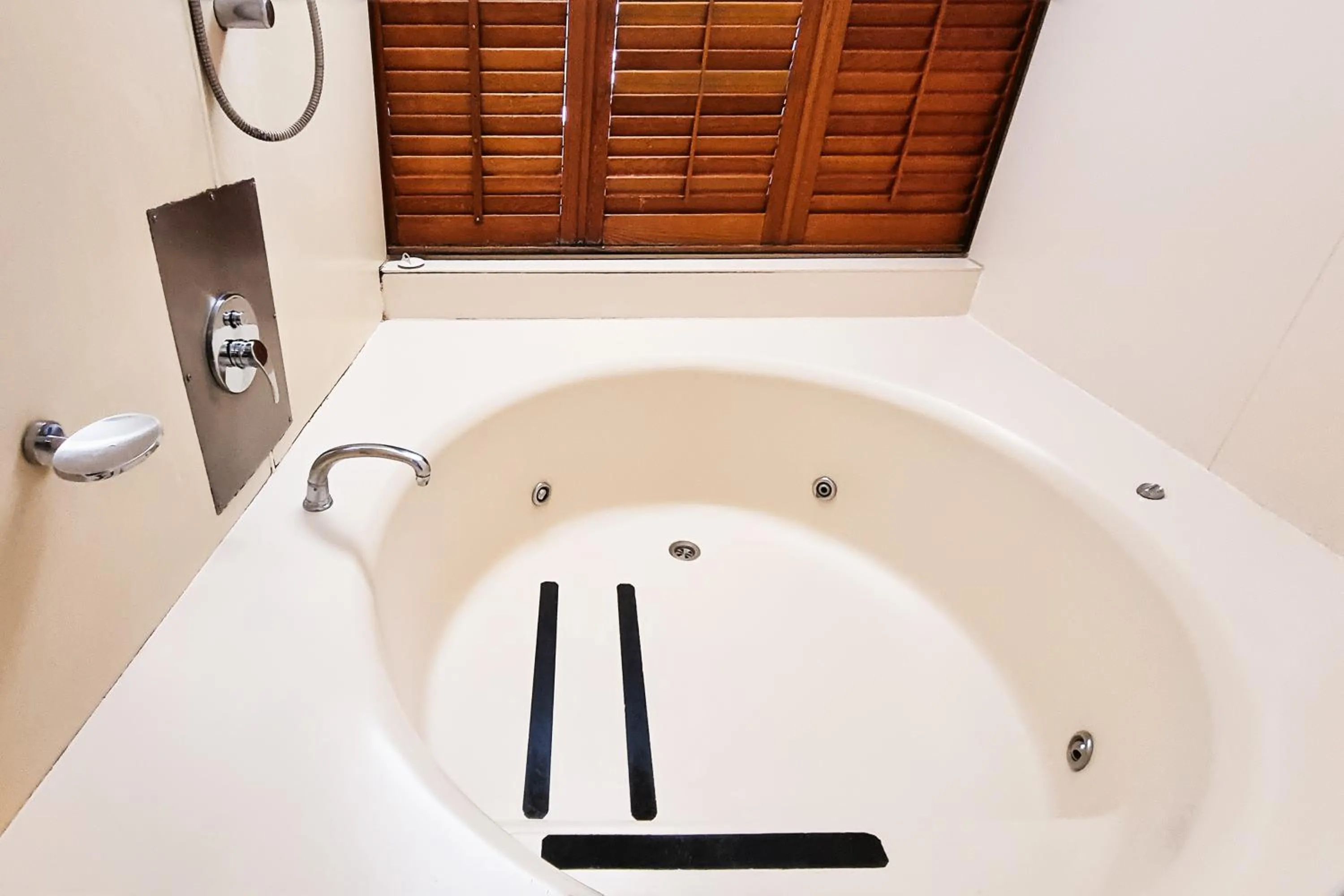 Bathroom in Tiki Hotel Apartments Surfers Paradise