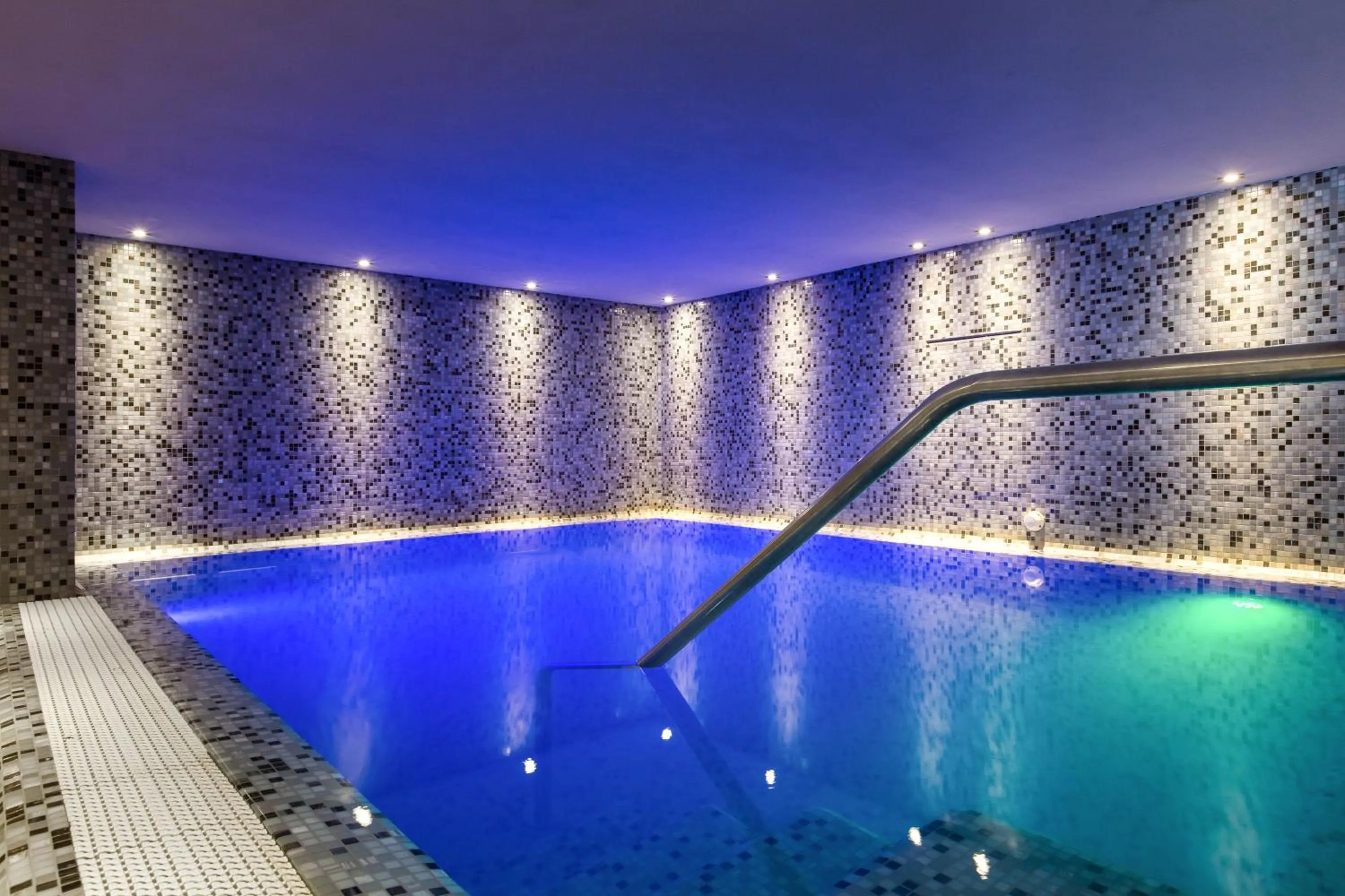 Hot Tub in Hotel Ambassador