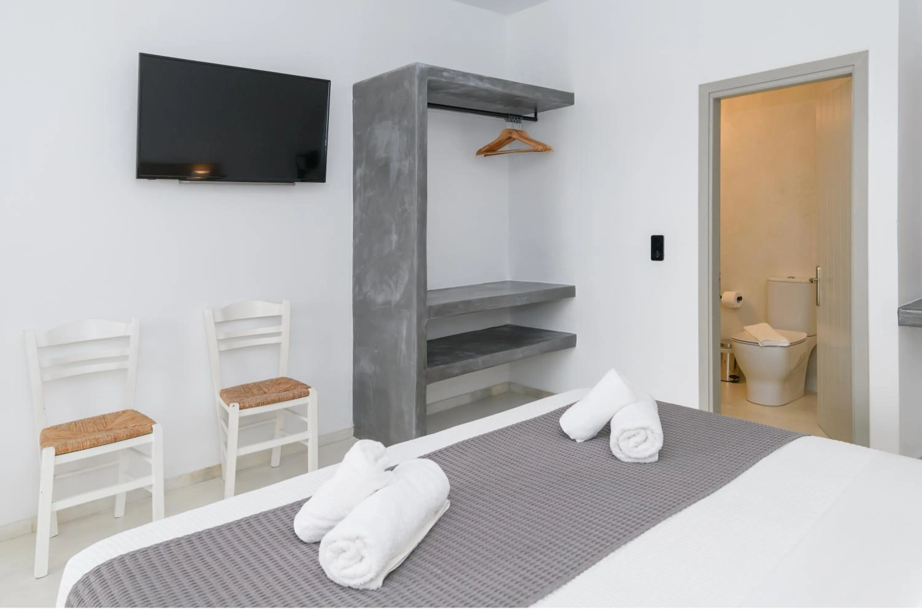 TV and multimedia in Sunset View Hotel