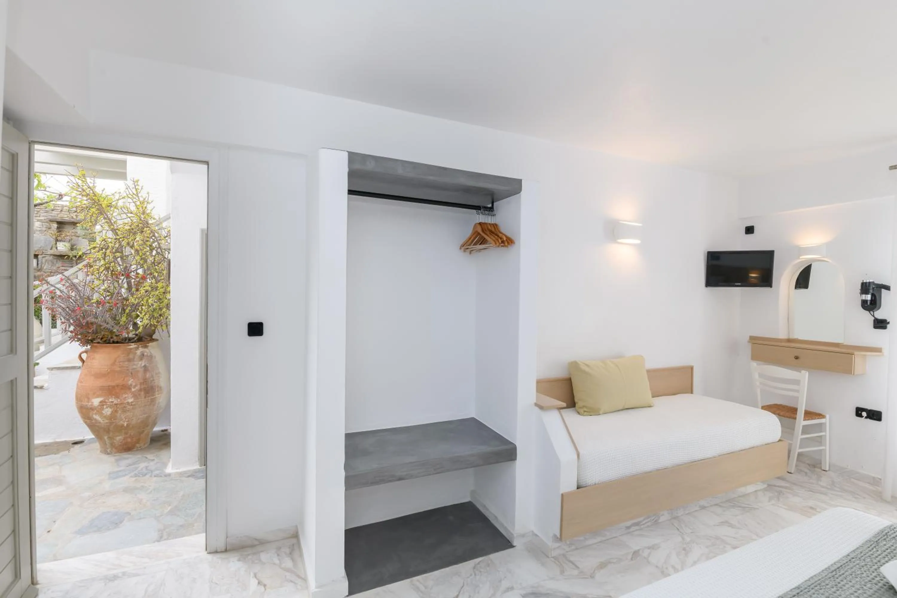 TV and multimedia in Sunset View Hotel