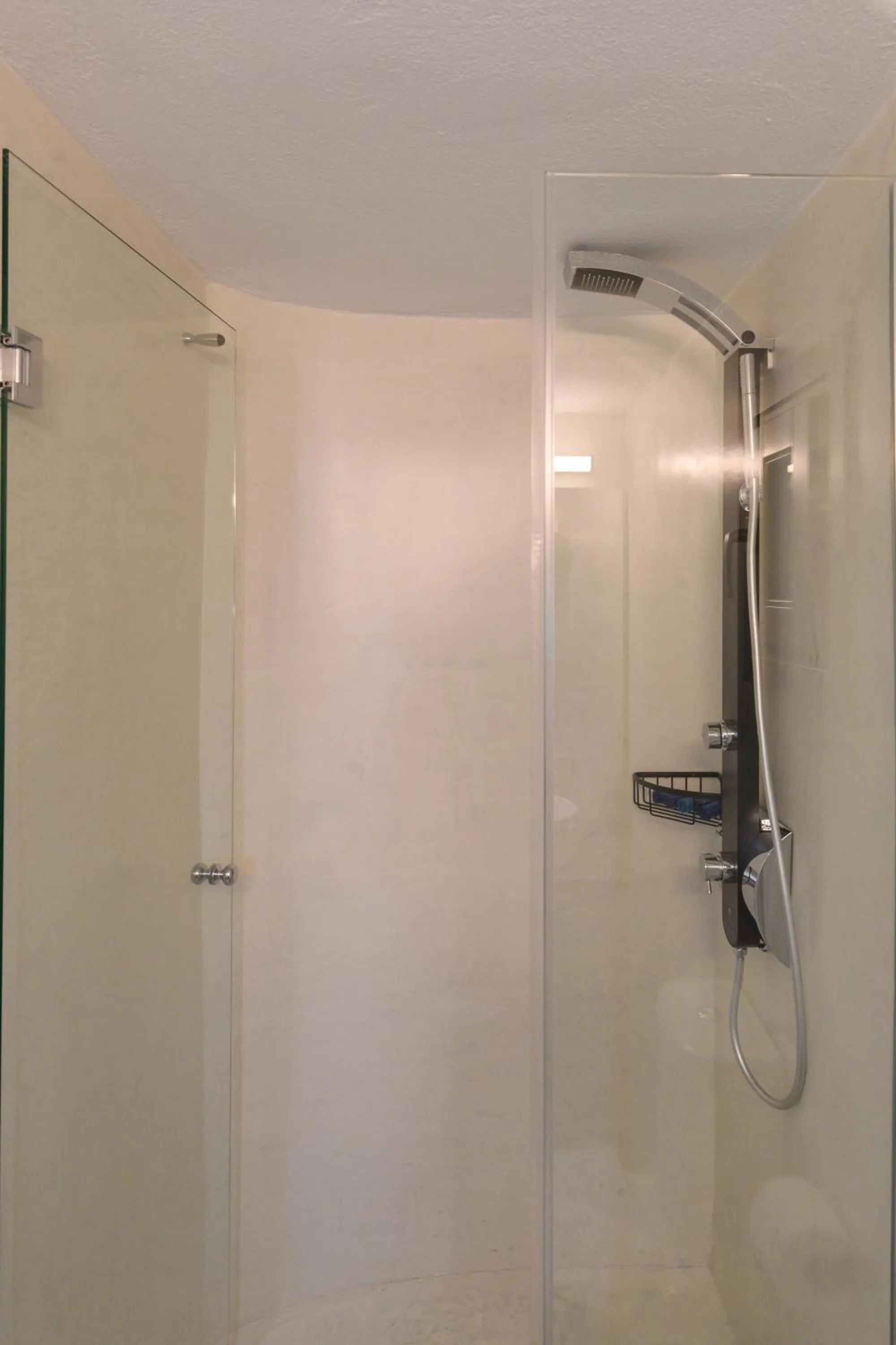 Shower in Sunset View Hotel